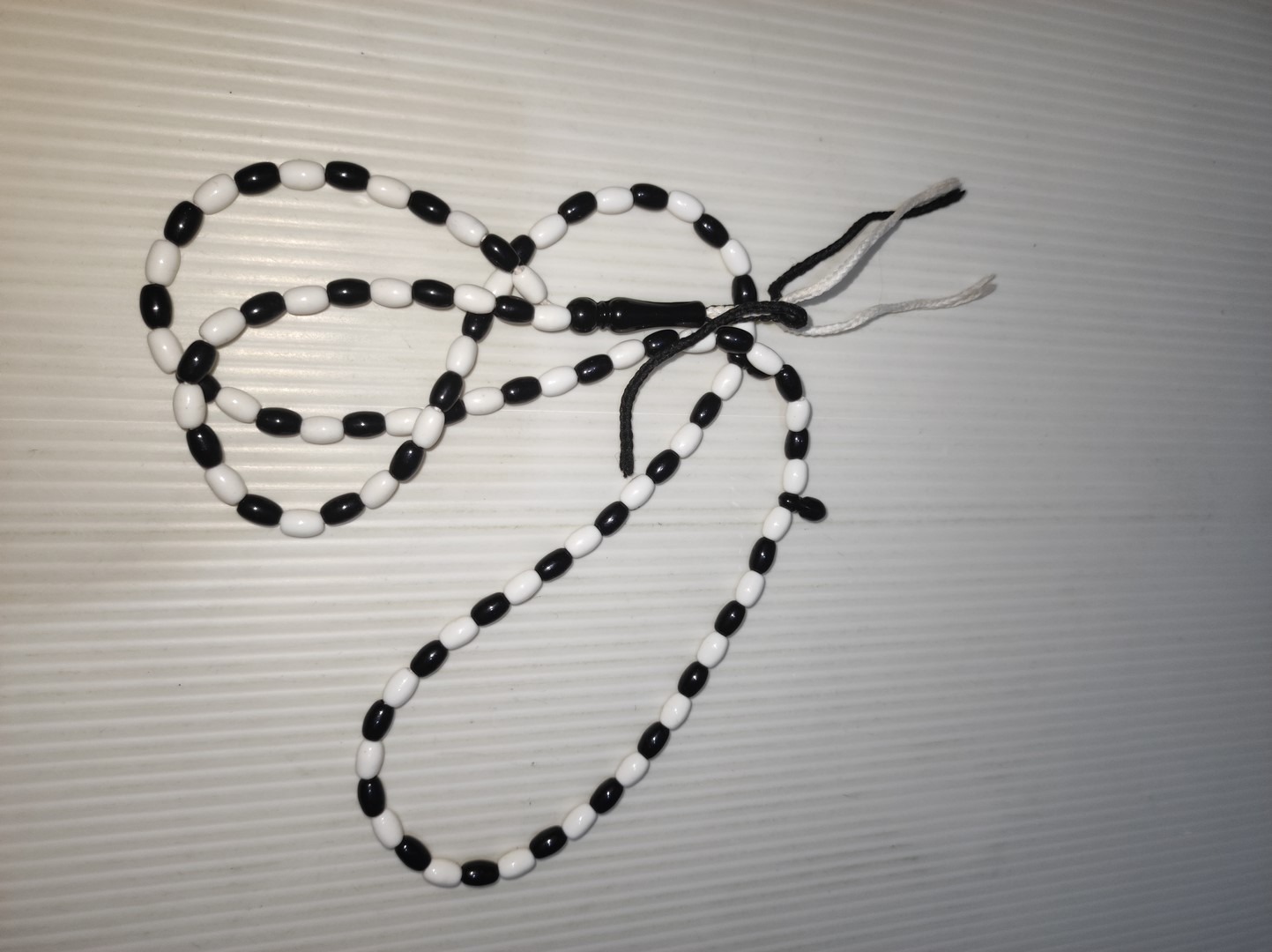 تسبیح زیبا با دانه های مشکی و سفید