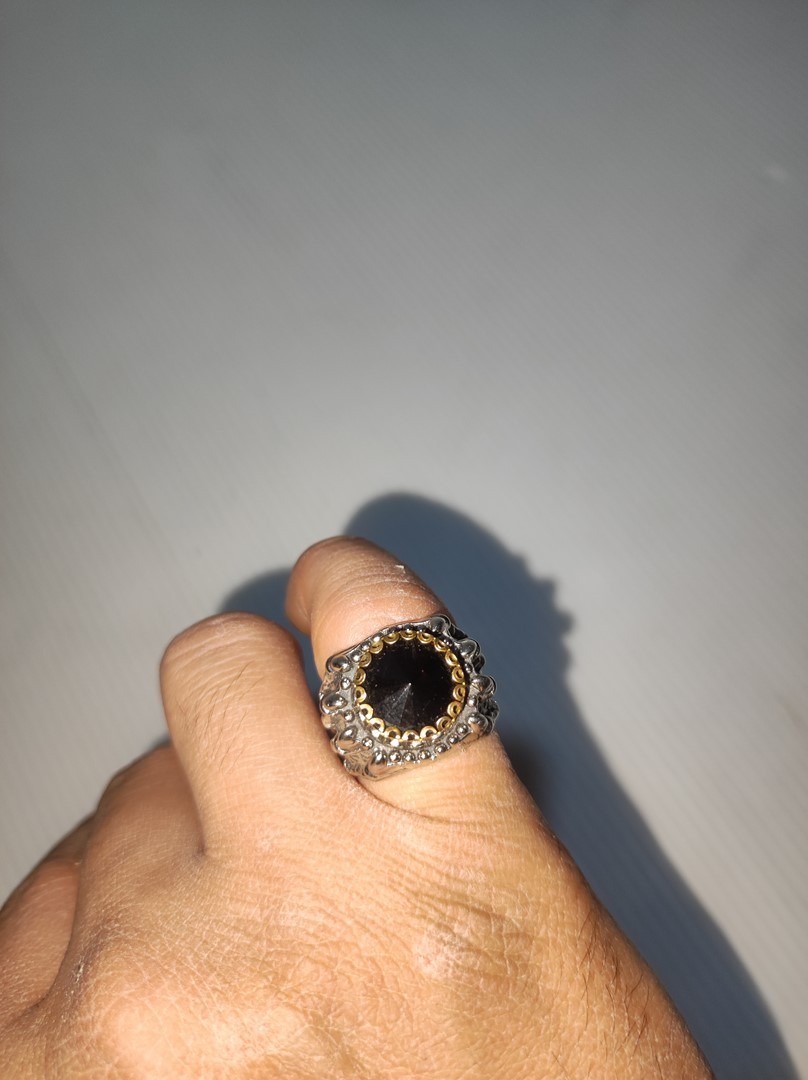 انگشتر زیبا با نگین مشکی و دور قاب طلایی