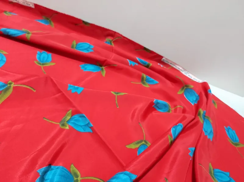 پارچه برندخارجی قرمز طرحدار فروش متری 350 تومن