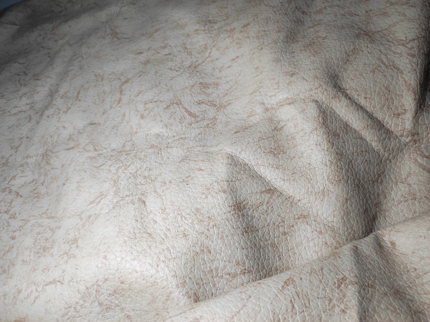 حراج چرم درجه یک وارداتی کرمی رنگ مناسب مبل