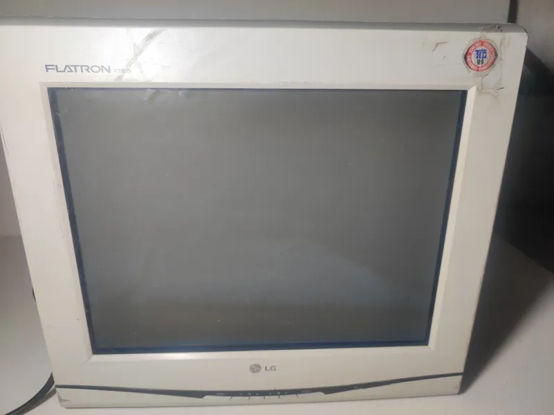 مانیتور قدیمی LG FLATRON F700B روشن-تست نشده