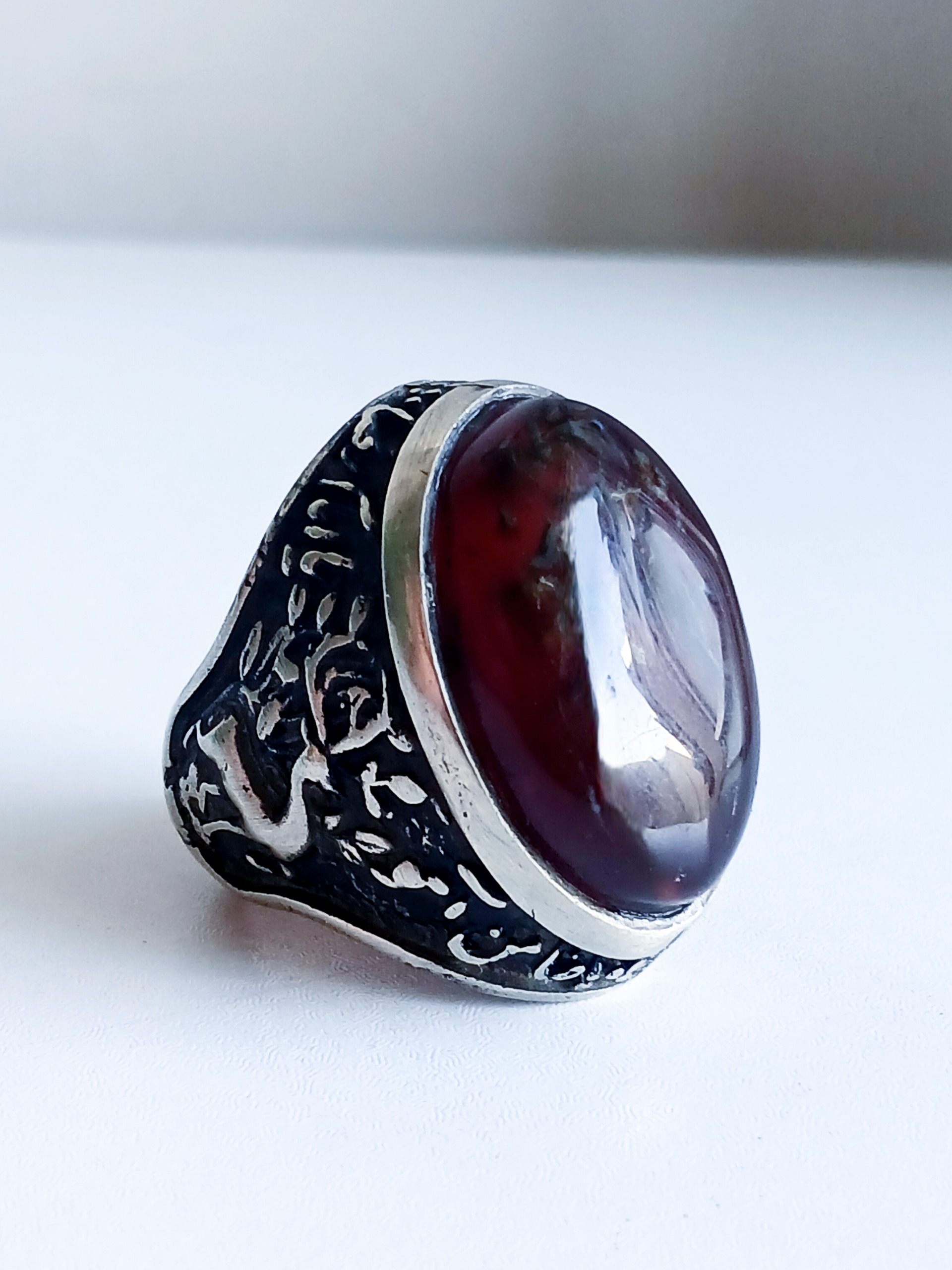 انگشتر عقیق آلبالویی رکاب یا ضامن آهو امام رضا