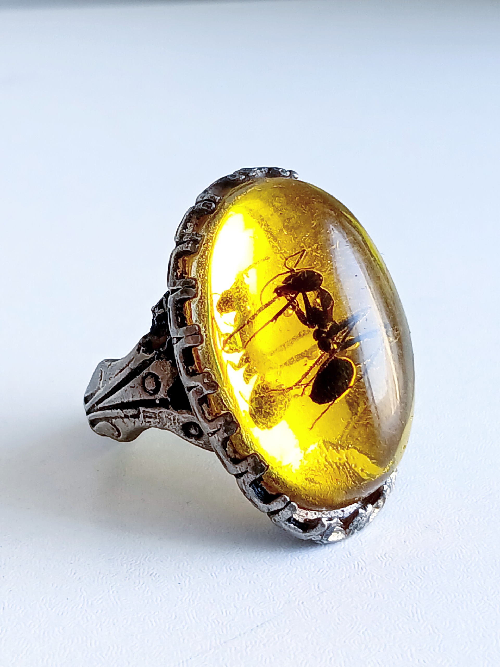 انگشتر کهربا رزینی طلایی مورچه دار