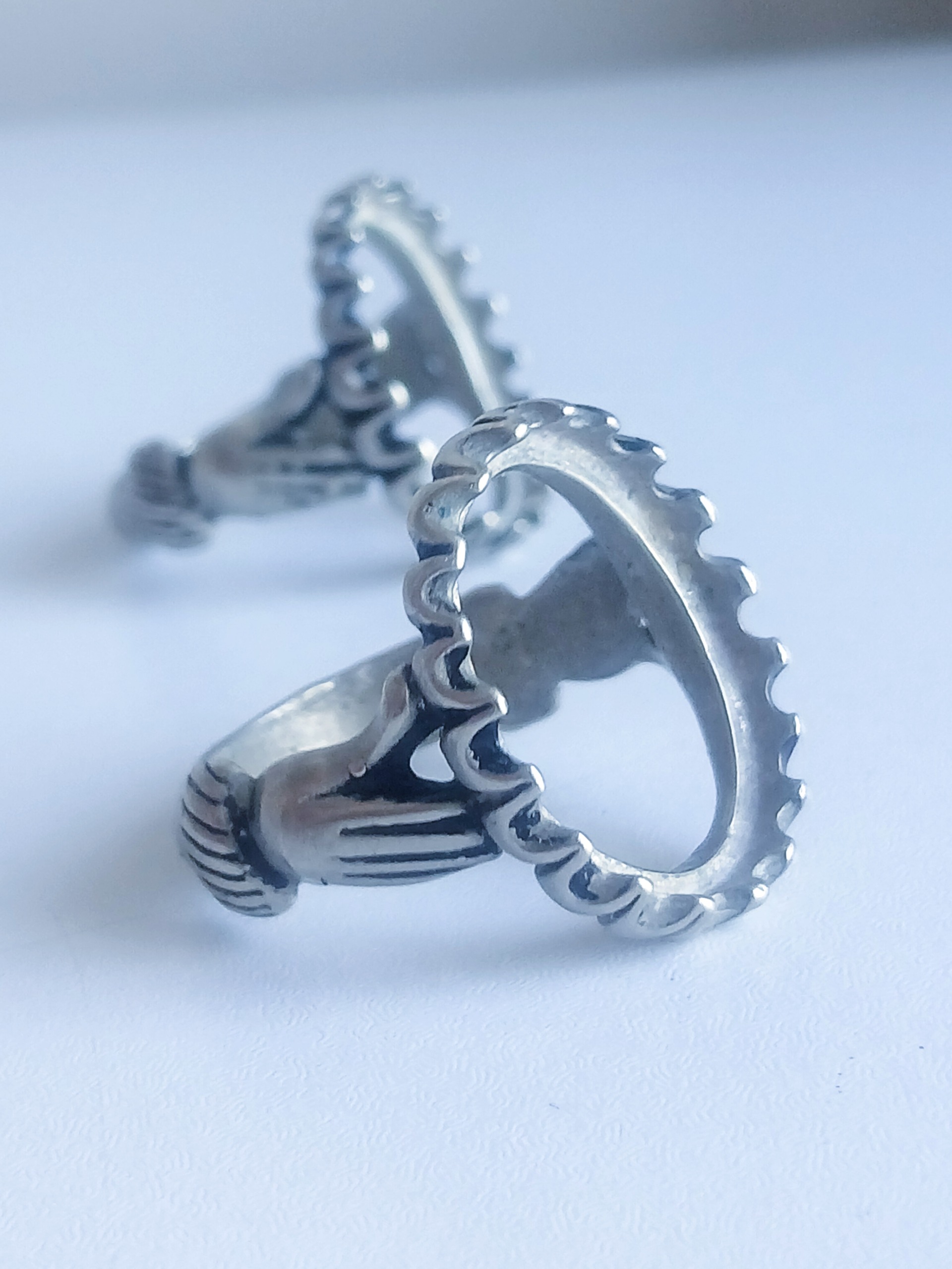 رکاب انگشتر نقره عیار پایین  دست دلبر