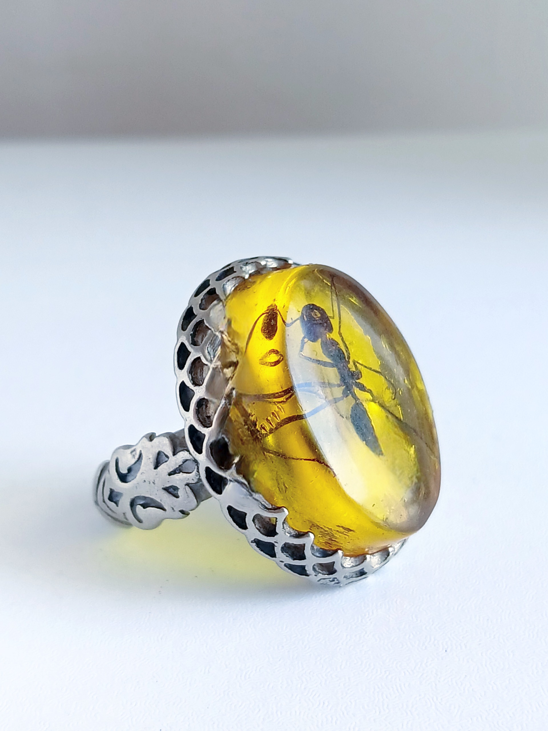 انگشتر کهربا رزینی طلایی مورچه دار درشت