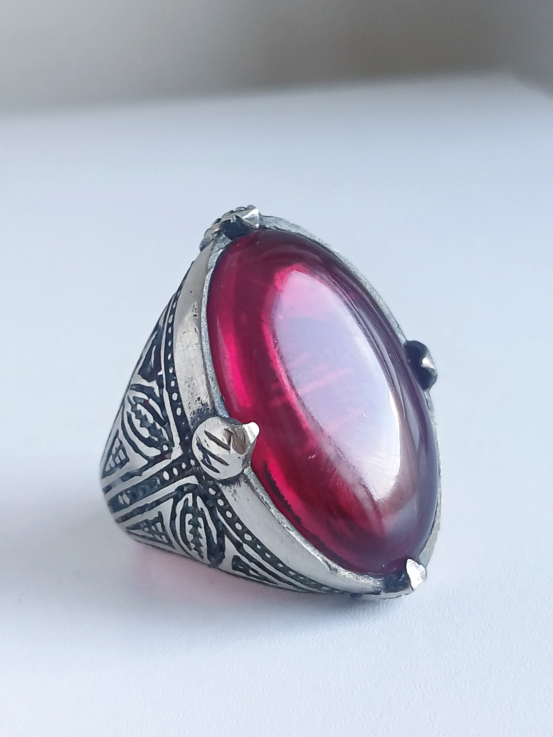 انگشتر لعل سرخ درشت