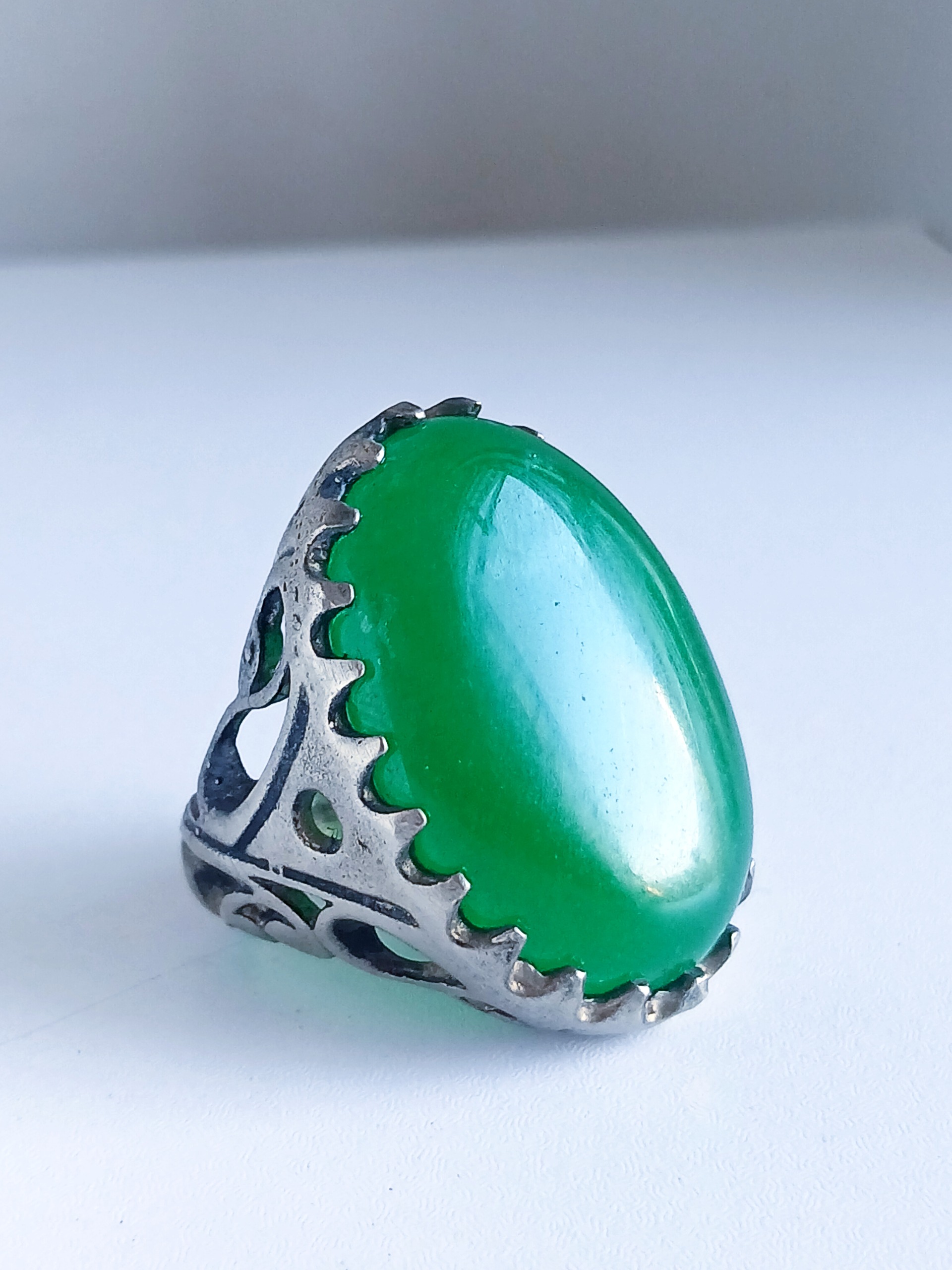 انگشتر جید سبز درشت و غولپیکر