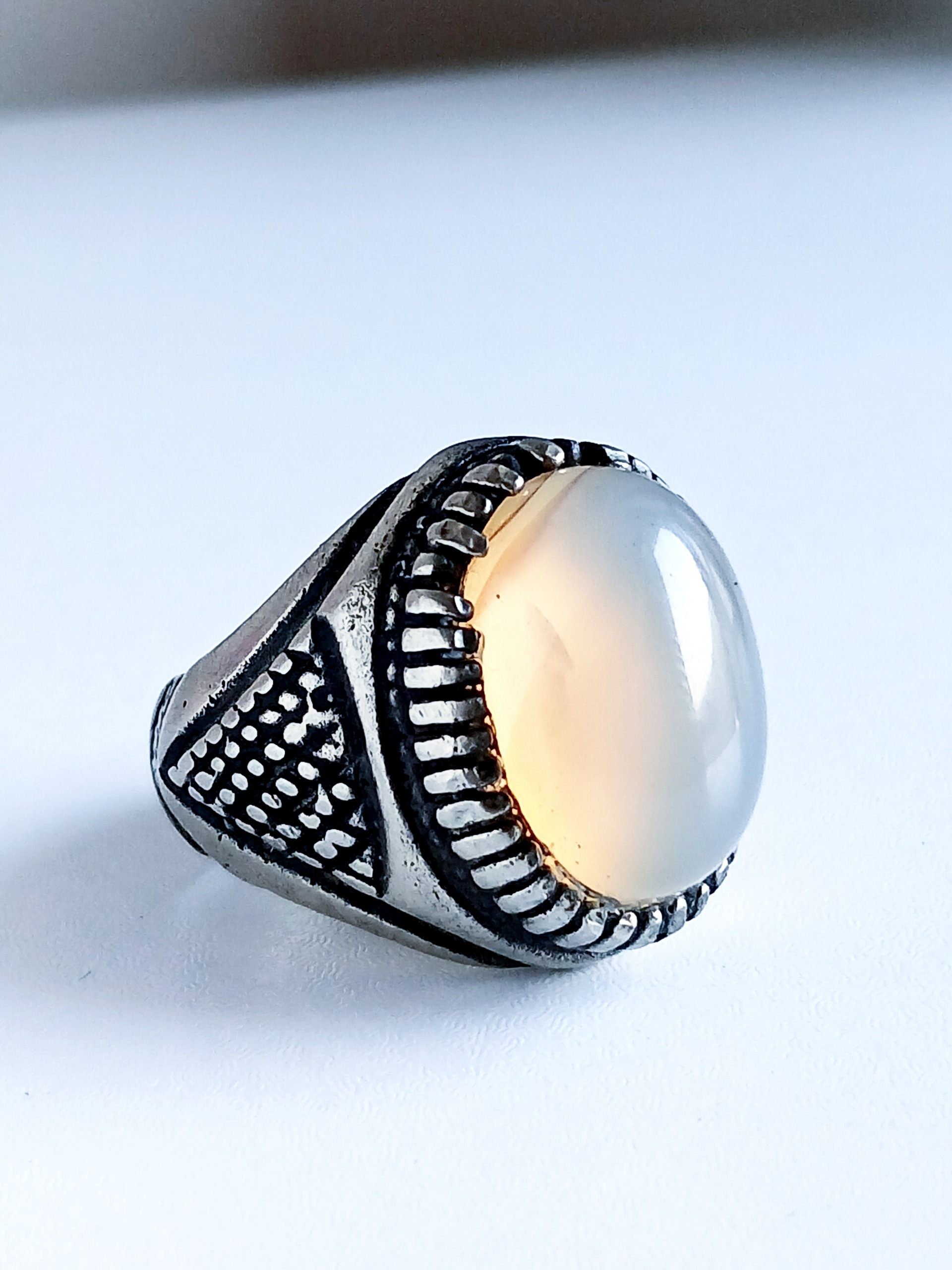 انگشتر عقیق کبود رگه دار رکاب گوشتی