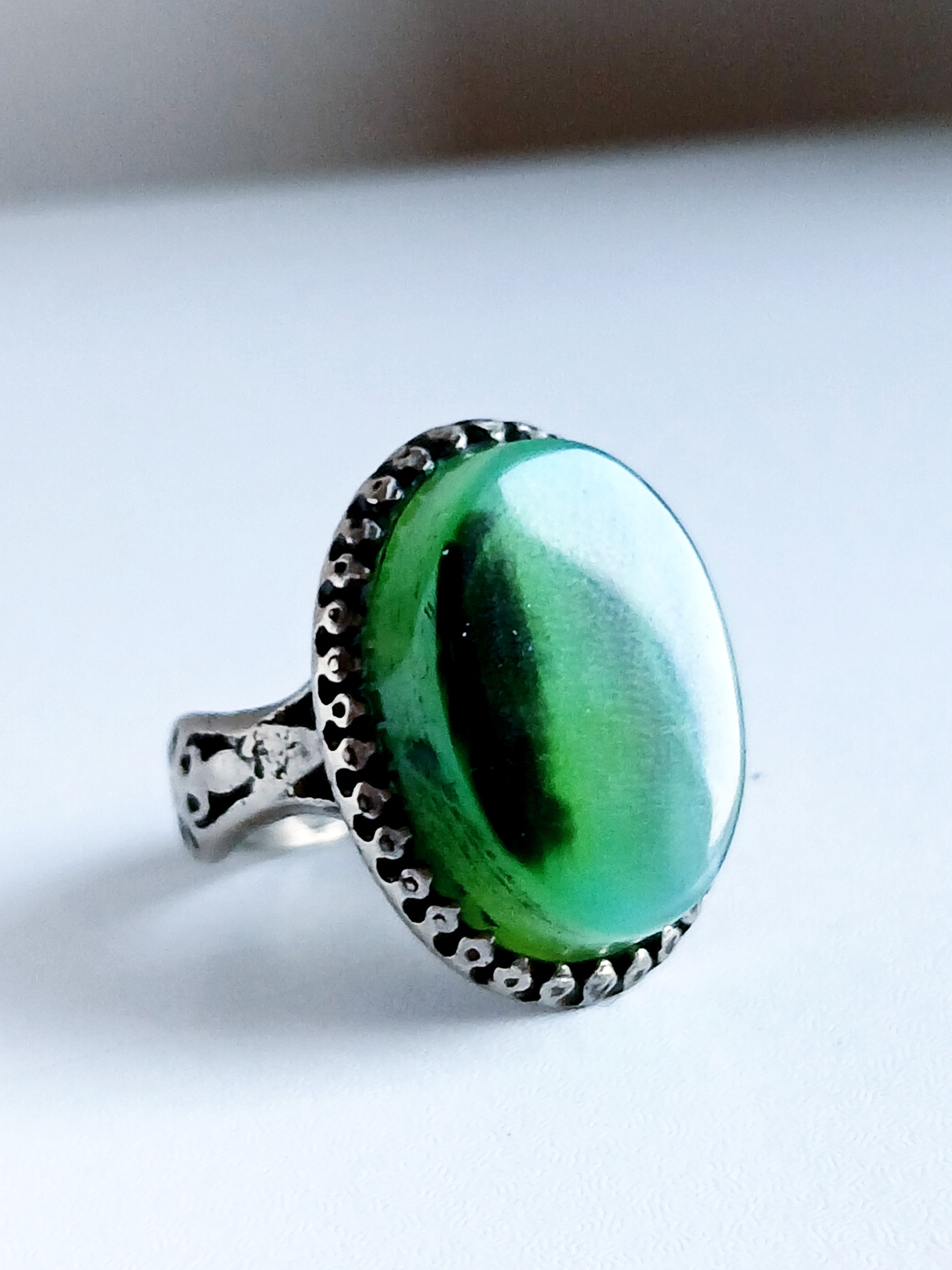 انگشتر عقیق سبز کاهویی رگه مشکی