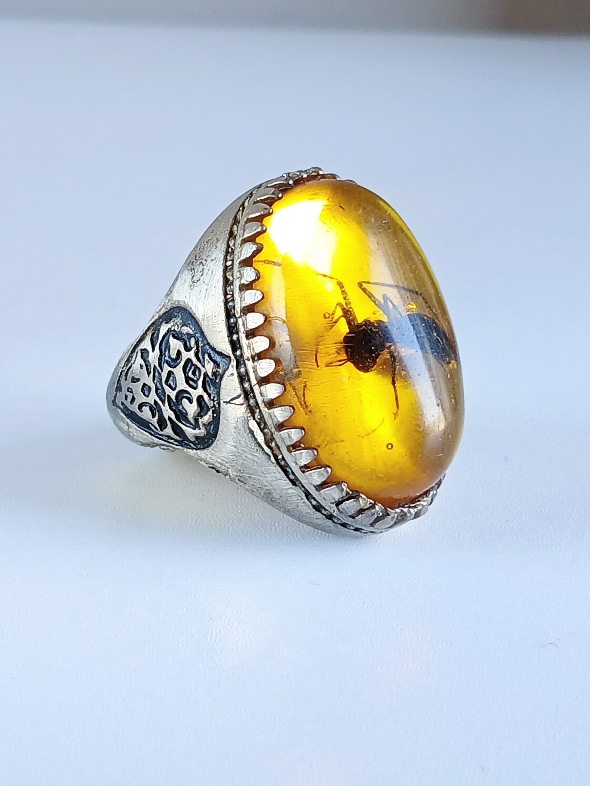 انگشتر کهربا رزینی طلایی مورچه دار درشت