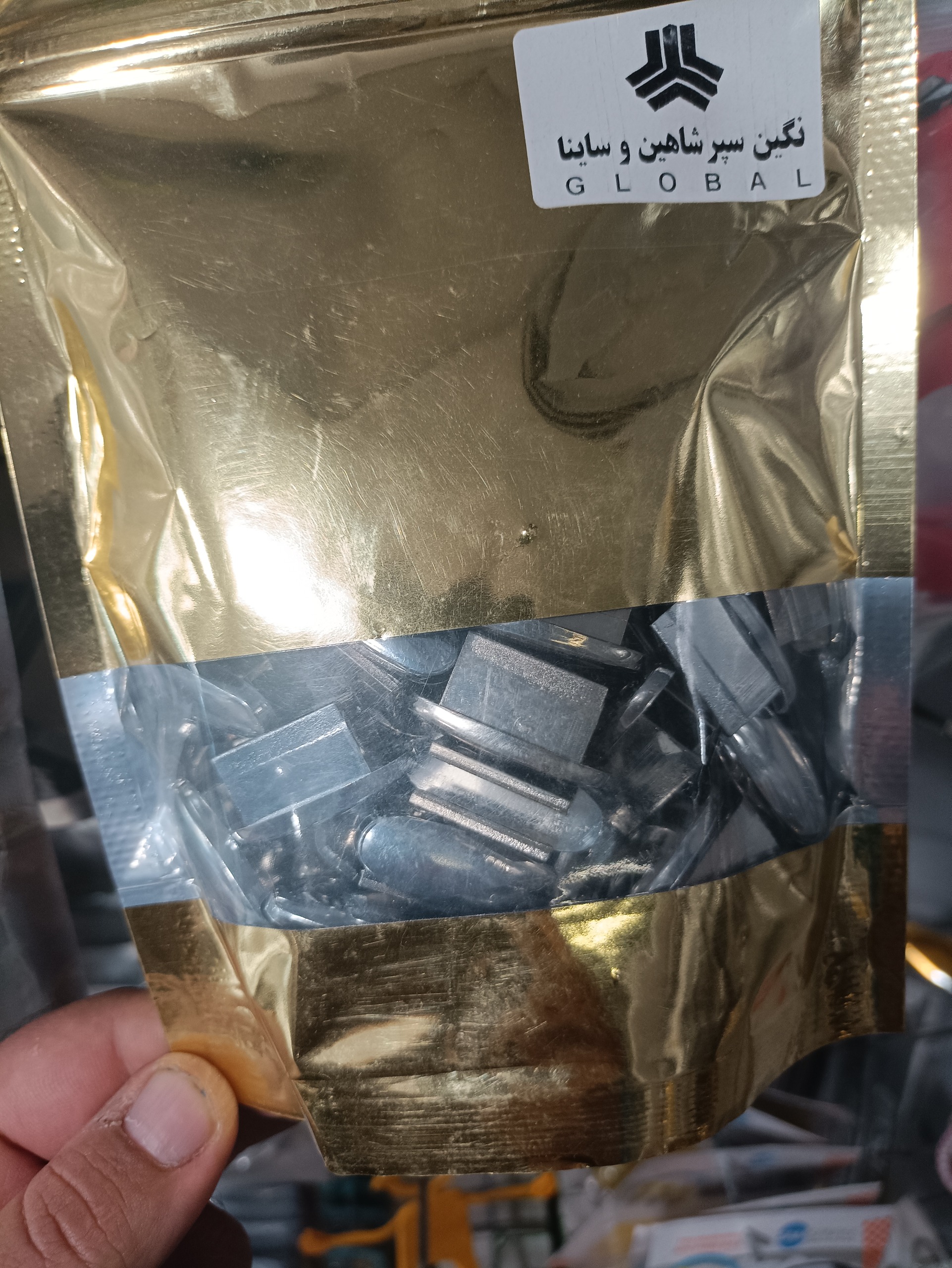 شاهین،نگین جلو پنجره شاهین