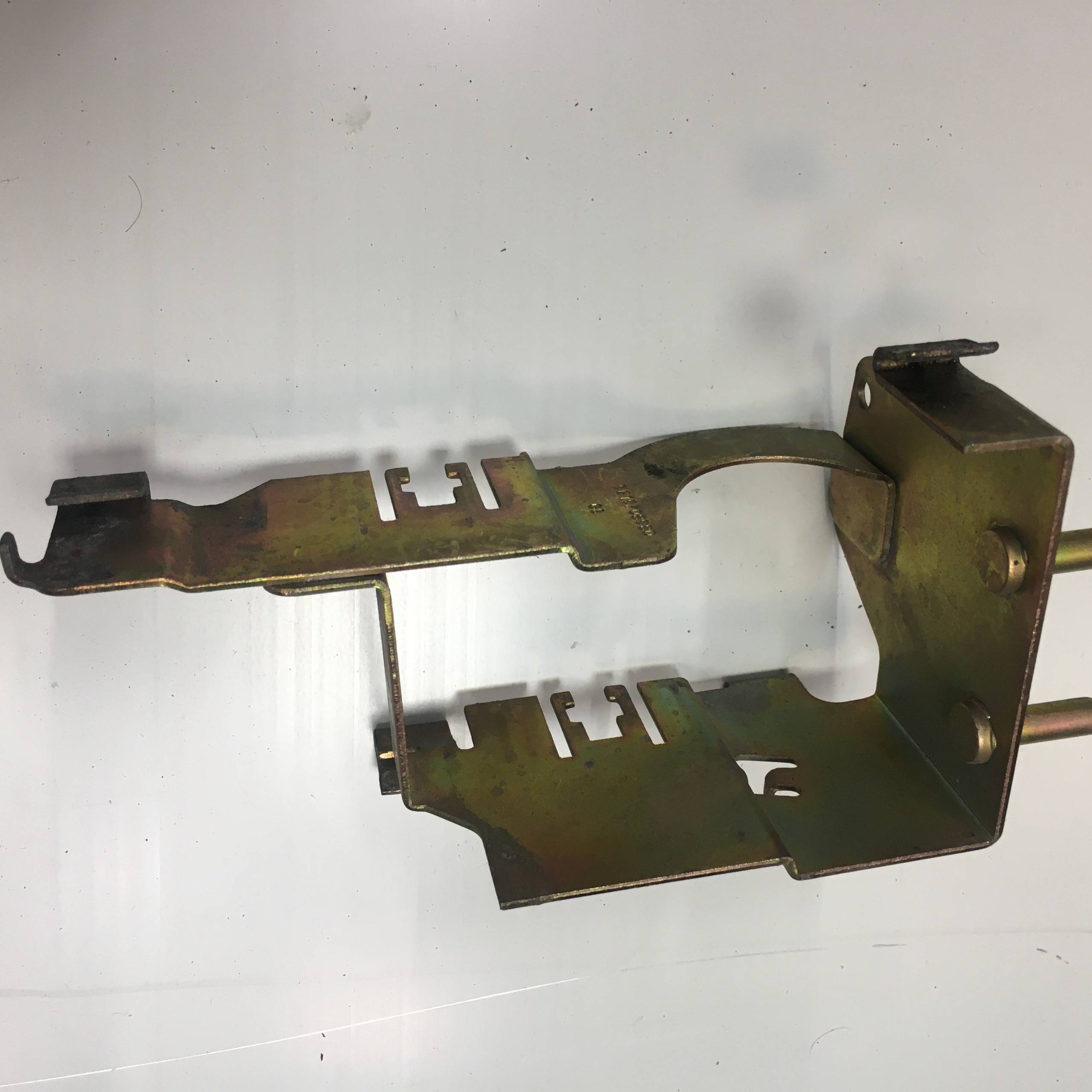 پایه آهنی نگهدارنده داخل جعبه فیوز زانتیا