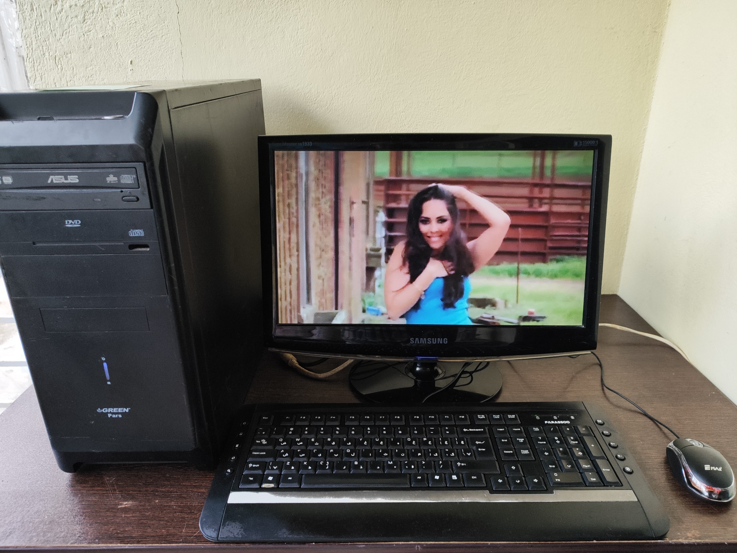 8هسته i7 رم 16 هارد 1ترا و ssd گرافیک 4 مانیتور 19