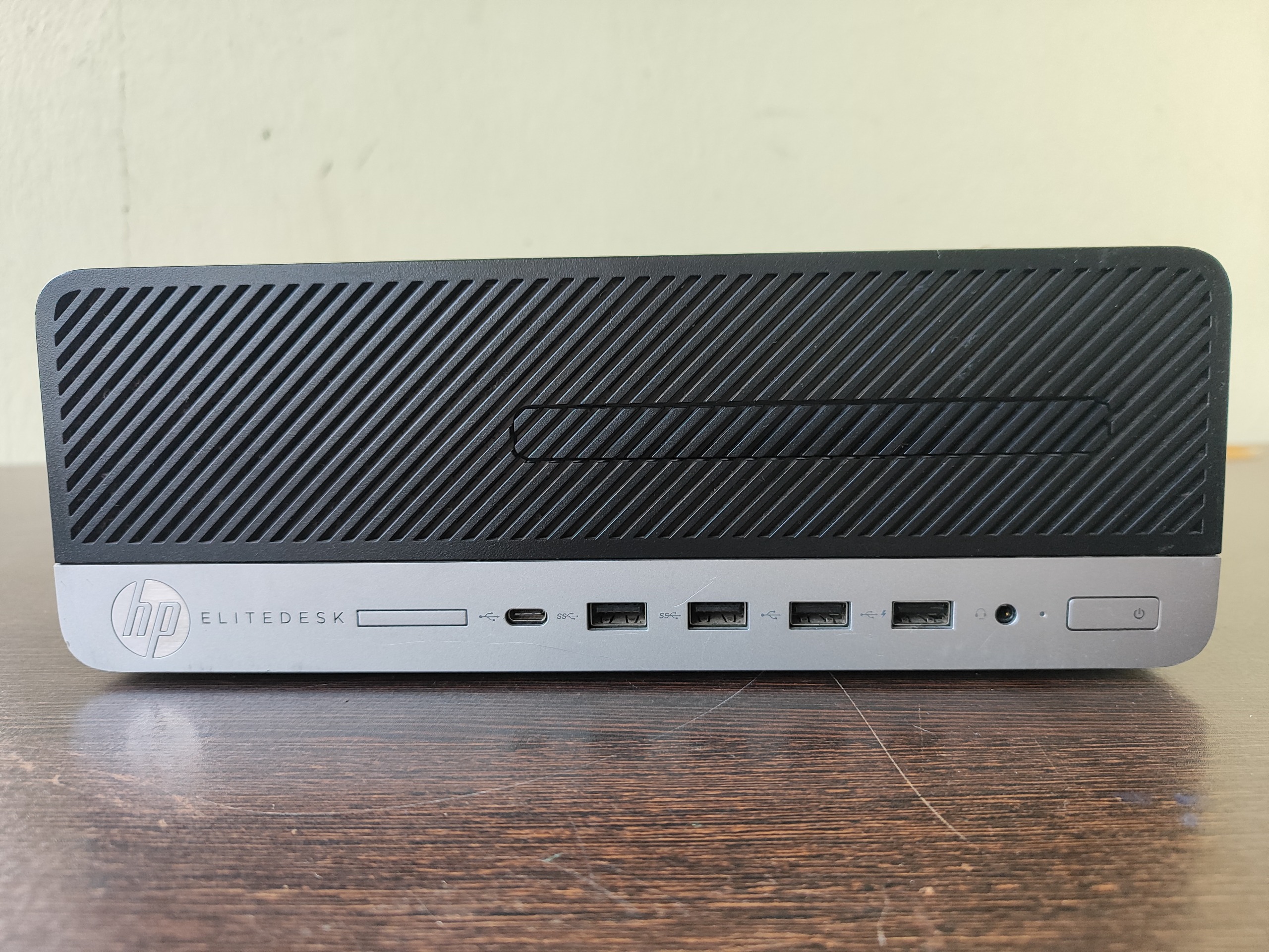 مینی کیس ddr4 a10 رم 8 هارد m2 و 500 گرافیک R7