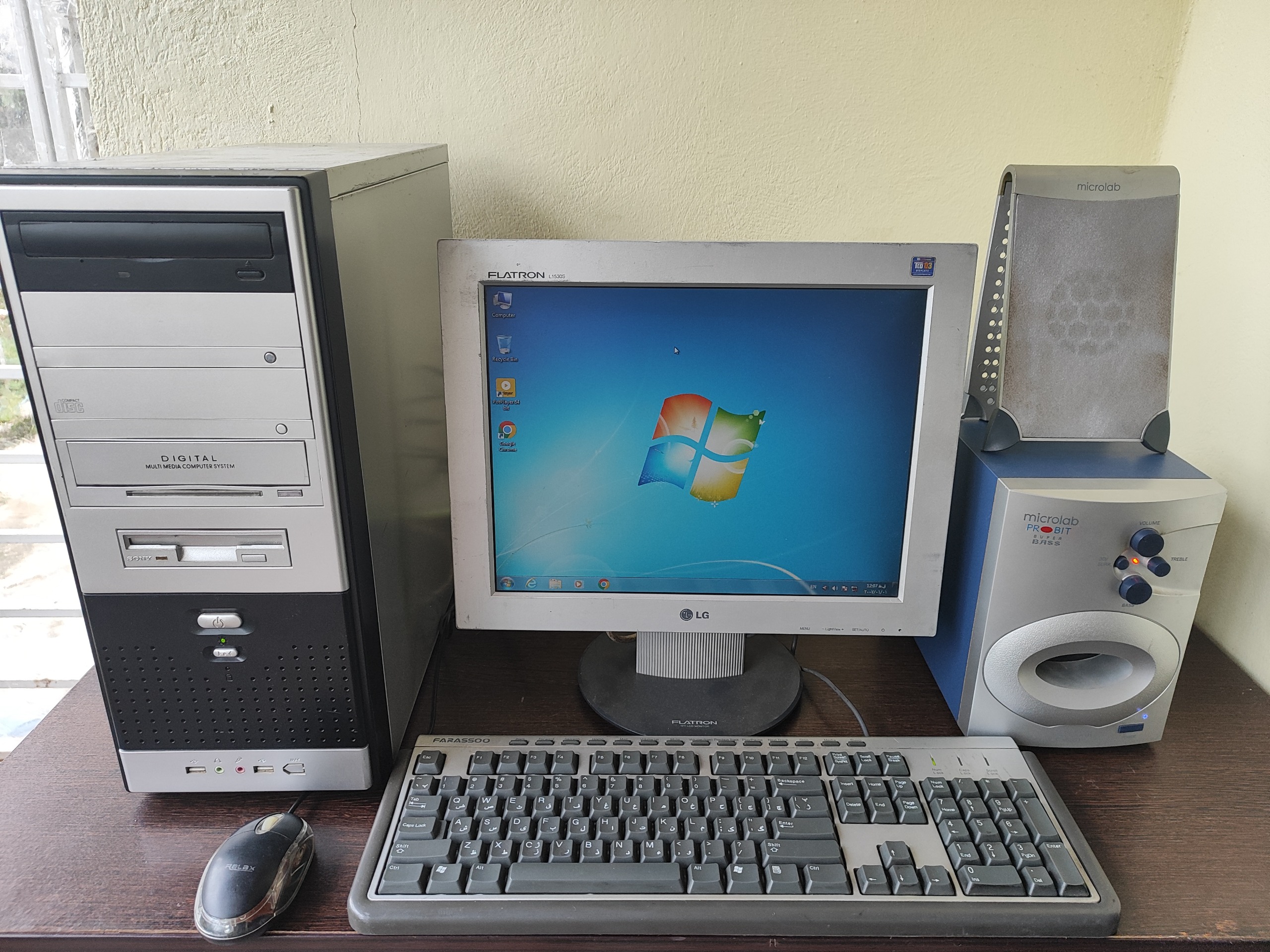 کامپیوتر 4600 با رم 4 ddr2 هارد 250 گرافیک 1