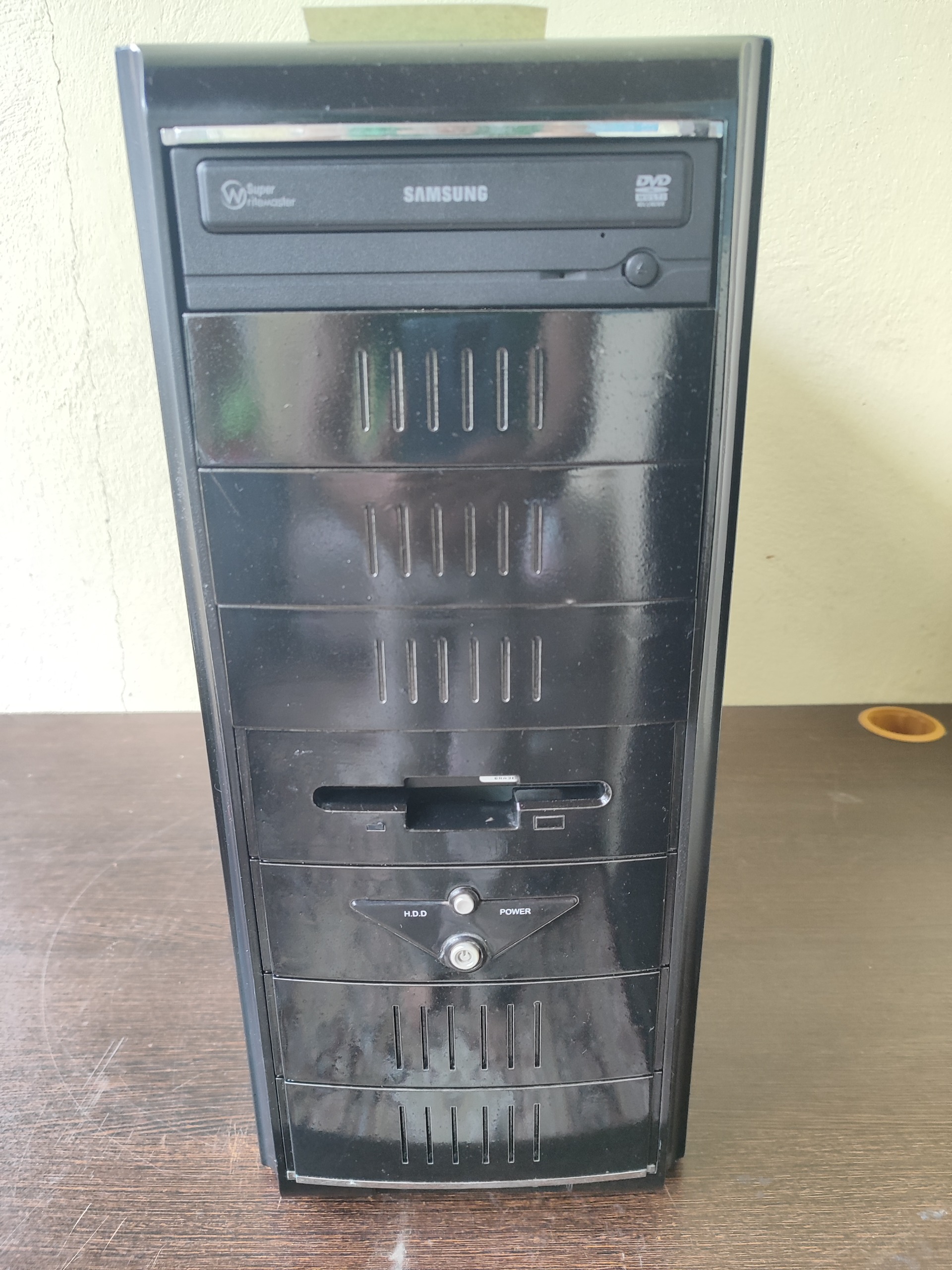 کیس 2هسته رم 4 ddr3 هارد 160 و گرافیک 1