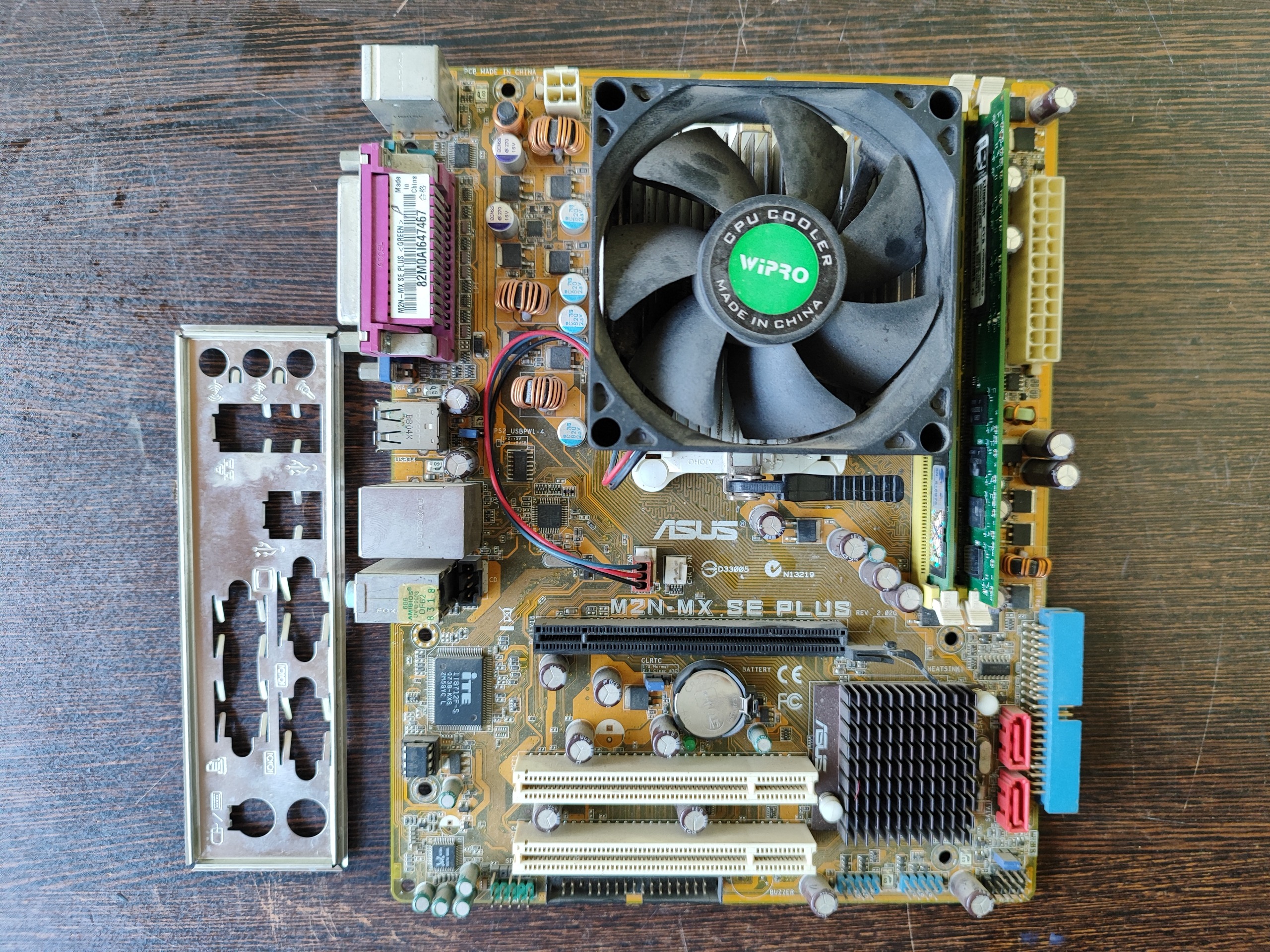 باندل ddr2 با رم 2 گیگ و پردازنده 2هسته amd 4000
