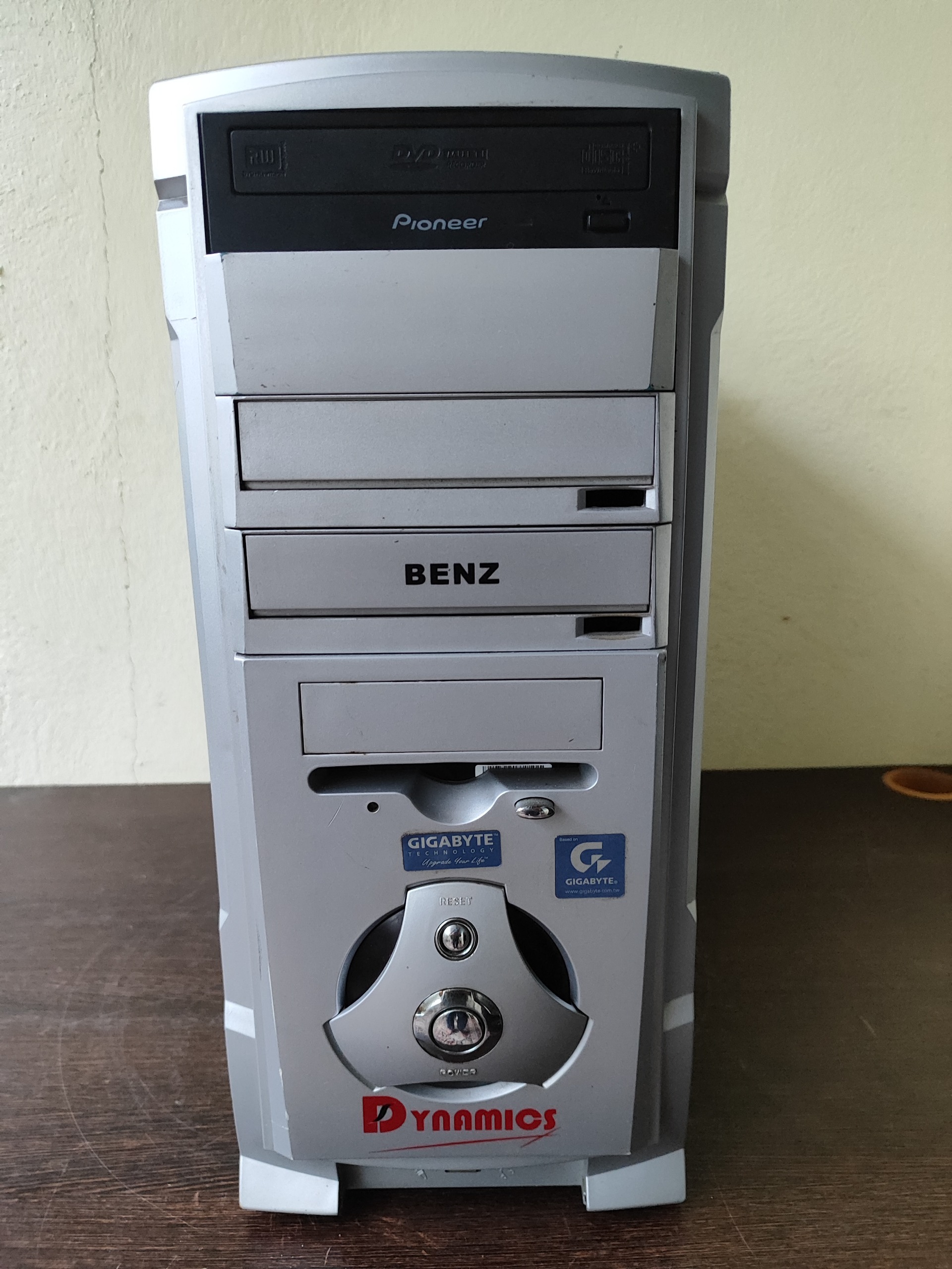 کیس 2هسته 5300 رم 4 ddr2 هارد 250 گرافیک 1