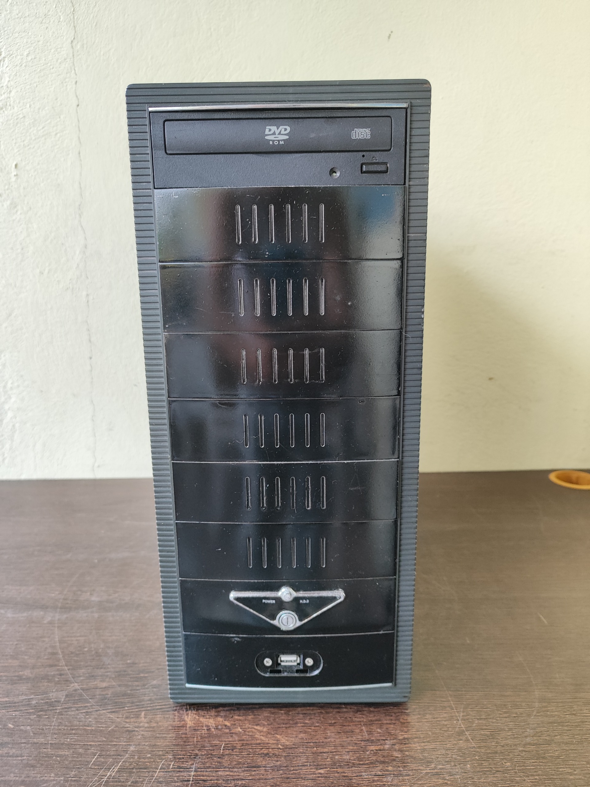 کیس اداری 2هسته رم 4 ddr3 هارد 160 گرافیک 512