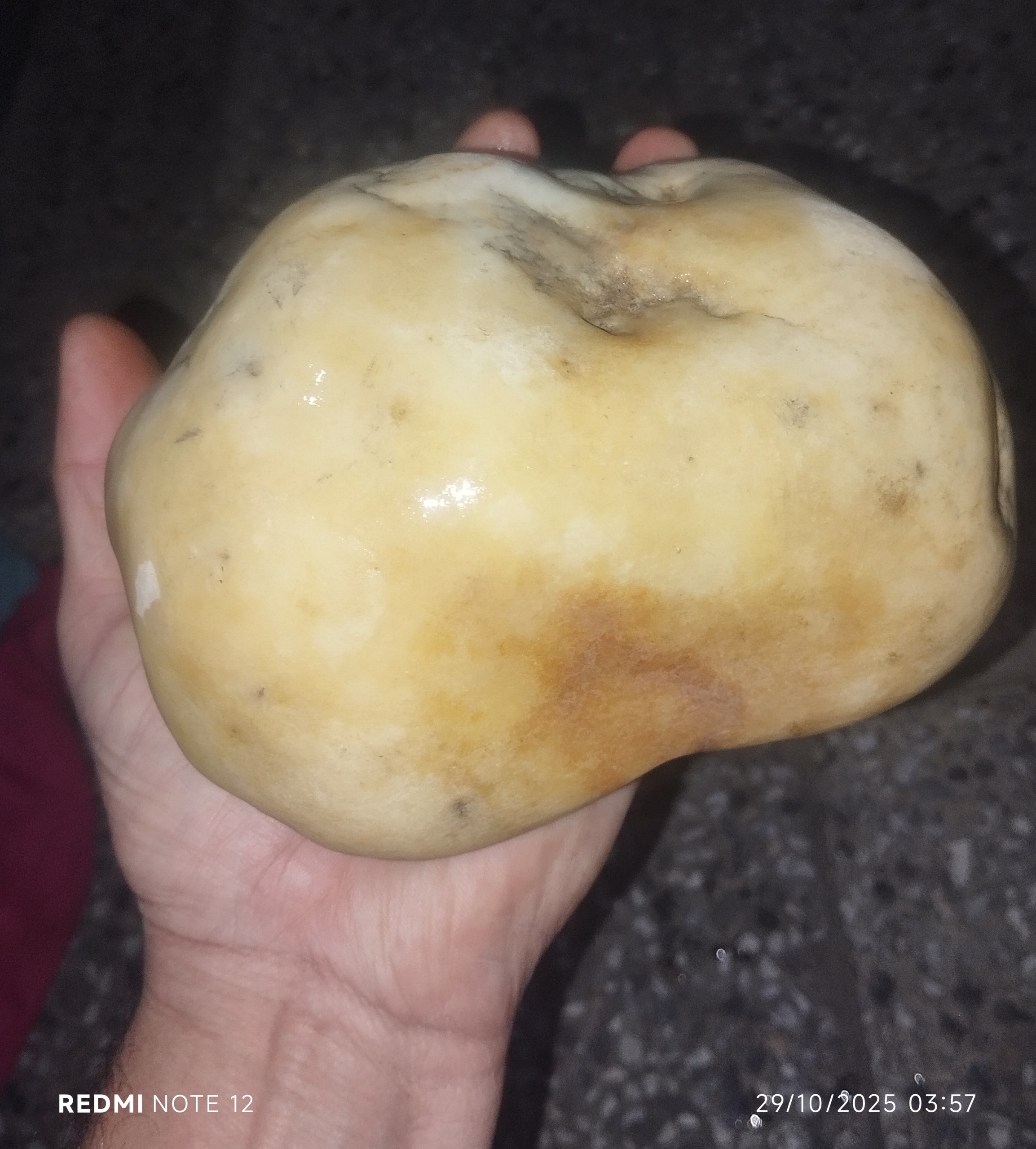 سنگ زیبا و کم نظیر.یشم زرد بزرگ و کلکسیونی