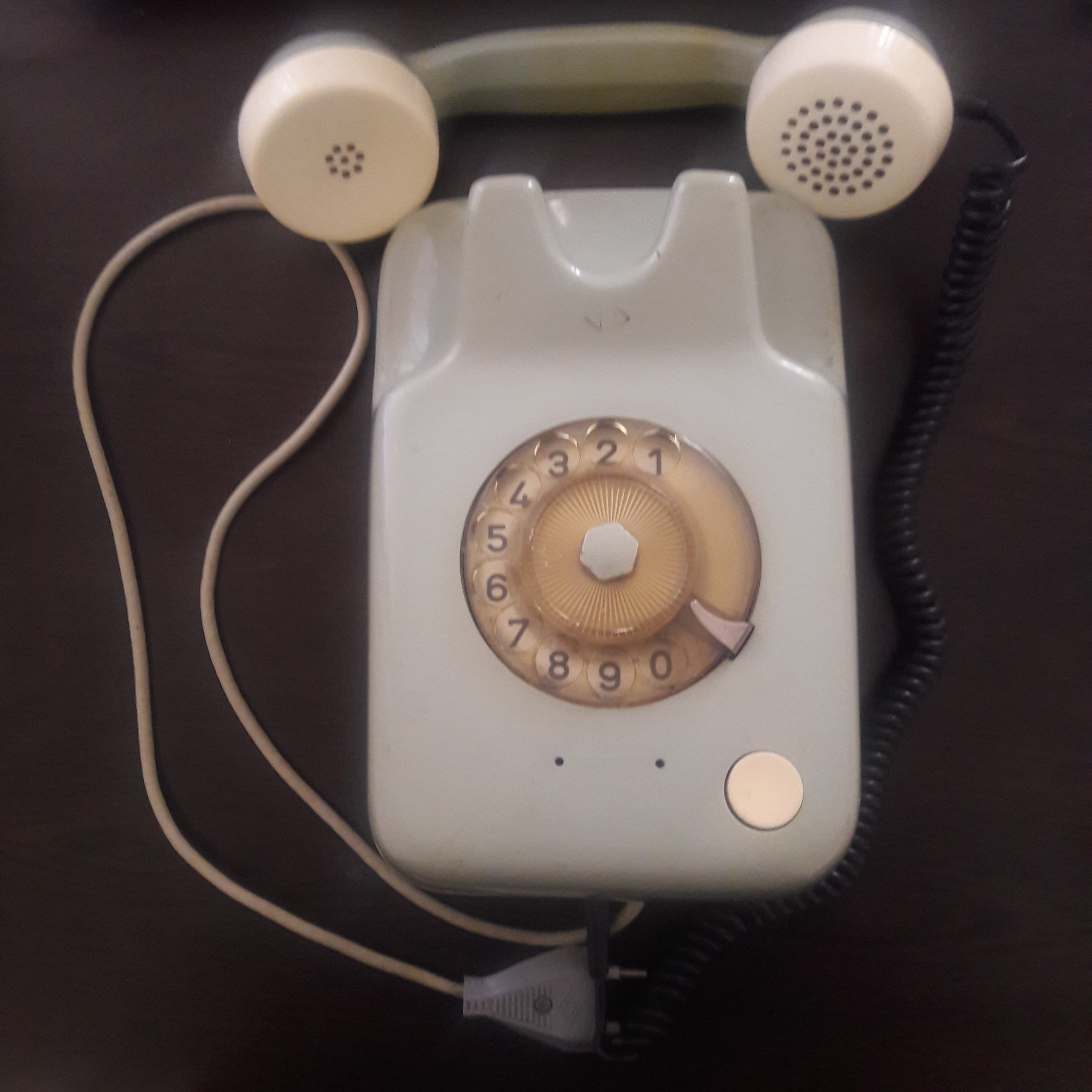 تلفن قدیمی دیواری