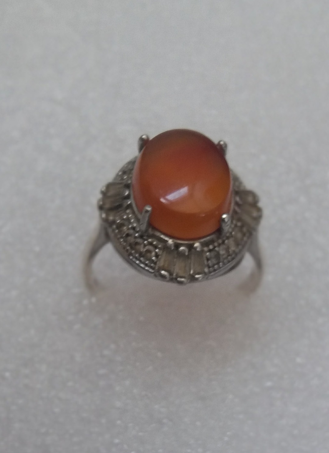 انگشتر نقره با نگین عقیق یمنی و نگینهای ریز زیرکن