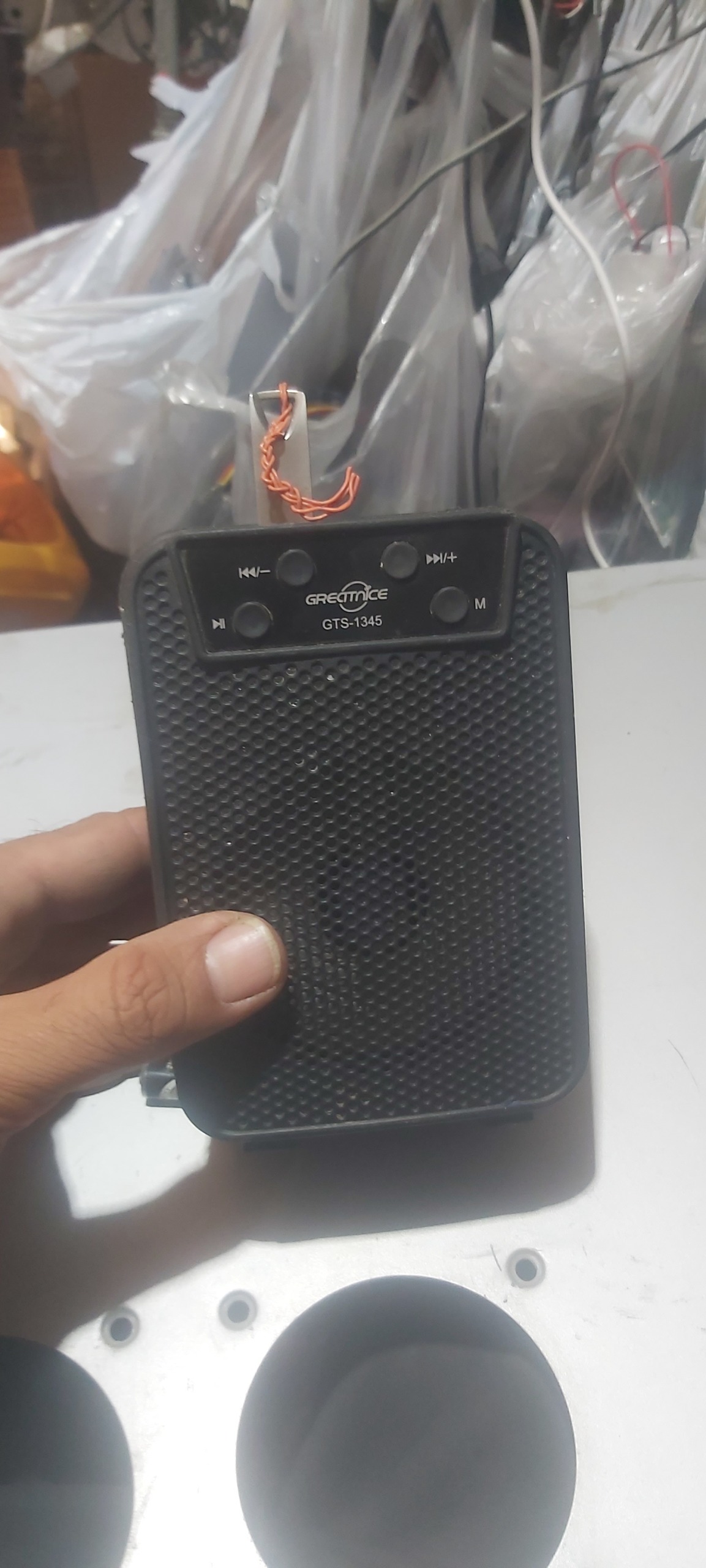 اسپیکر کوچک ومشکی باصدای خوب