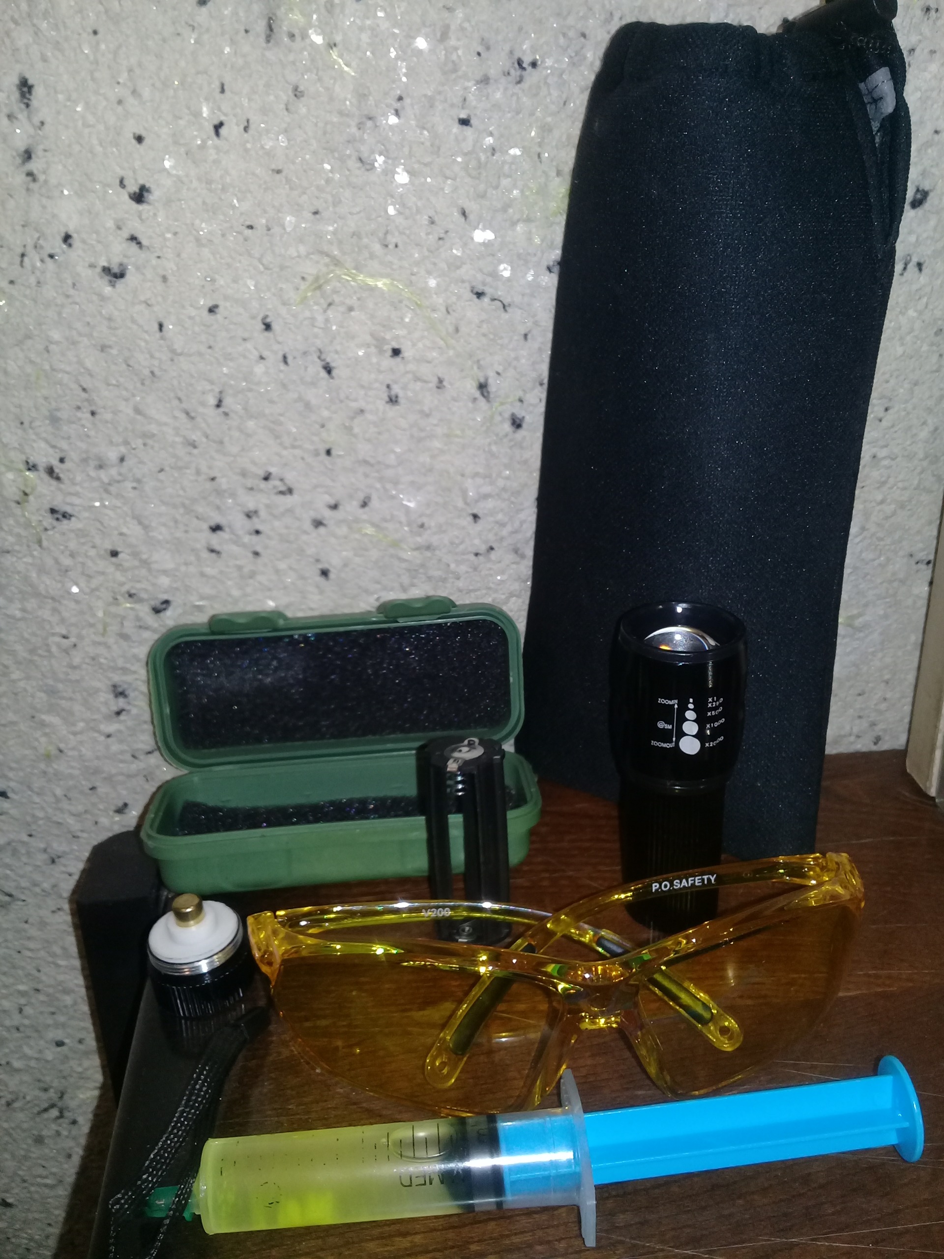 چراغ قوه و عینک نشت یابی (با سرنگ مایع فسفری)