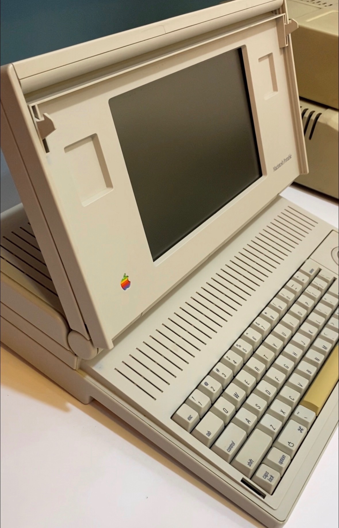 اول لپ تاپ اپل macintosh portable
