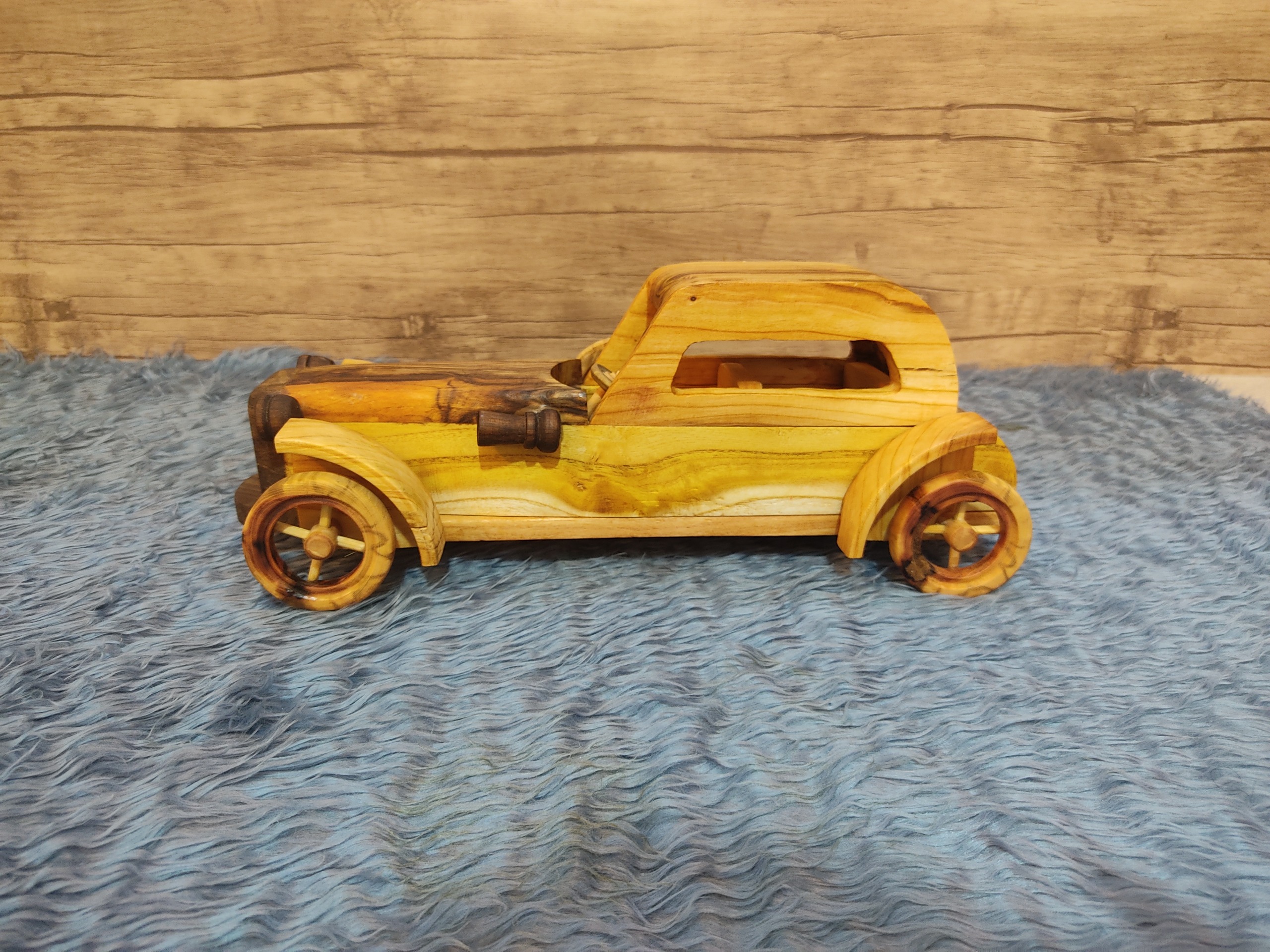 ماشین کلاسیک چوبی