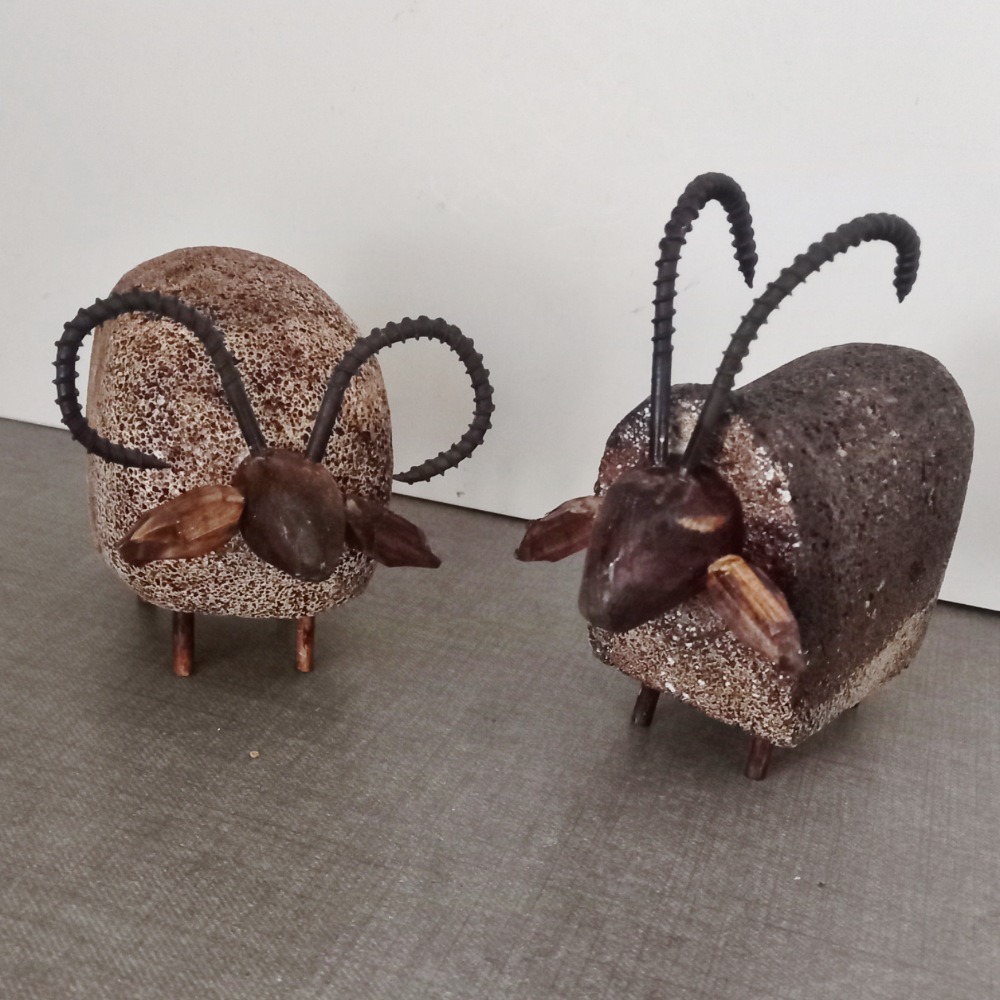 دو مجسمه حیوانات بز و قوچ