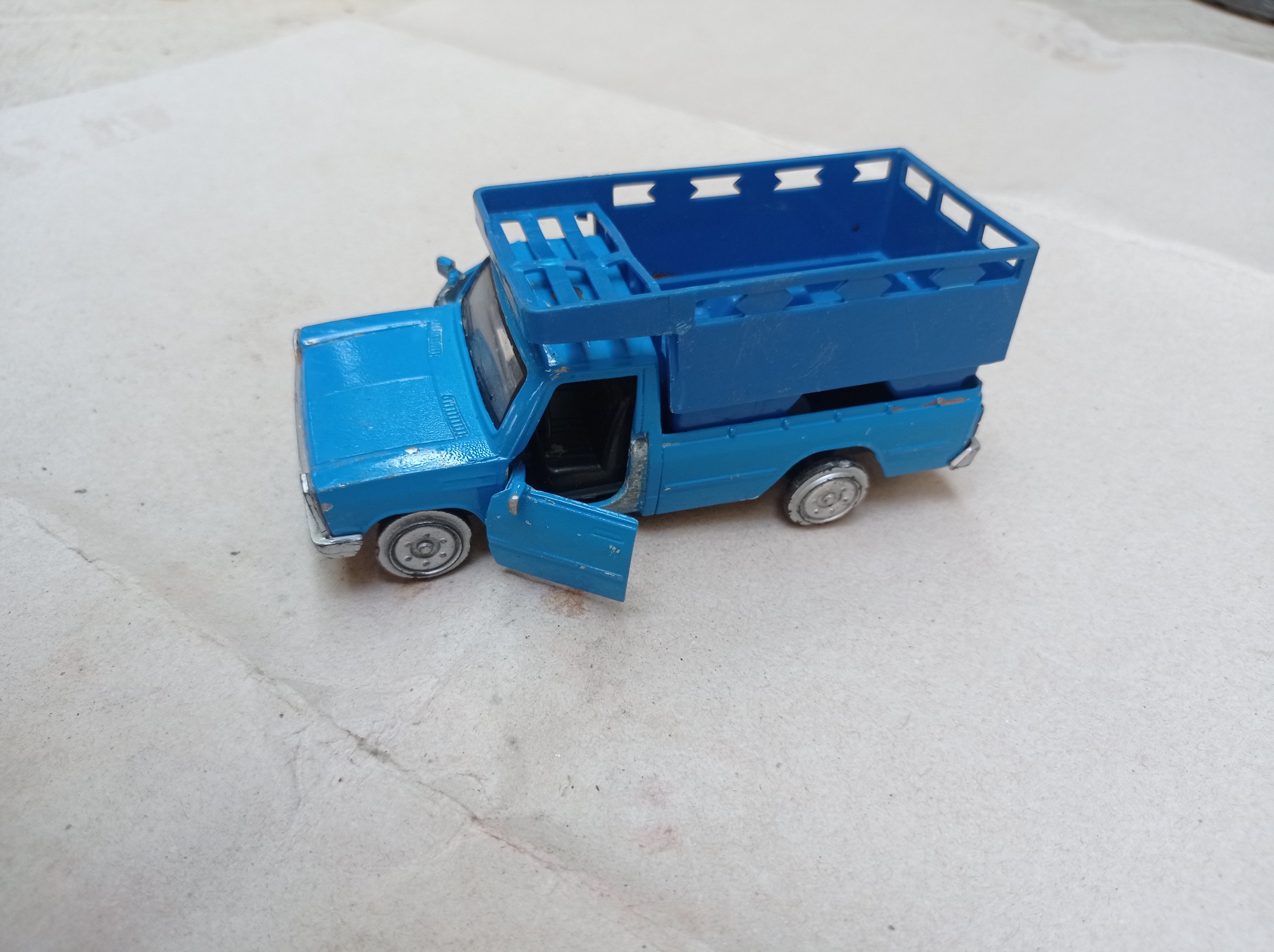 ماکت نیسان آبی طبق عکس و توضیحات