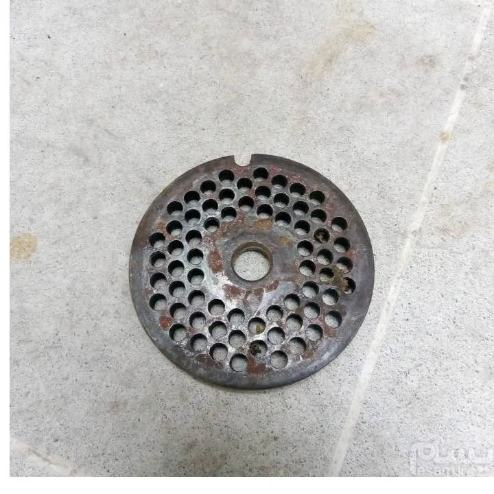 شبکه چرخ گوشت قدیمی پنجره ای