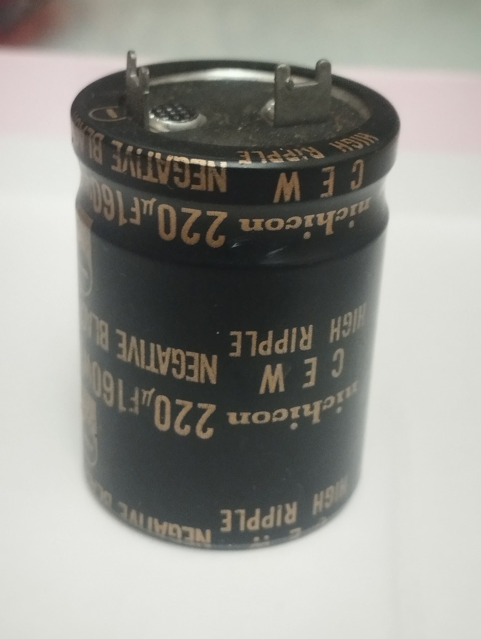 خازن الکتولیتی 220میکرو 160ولت