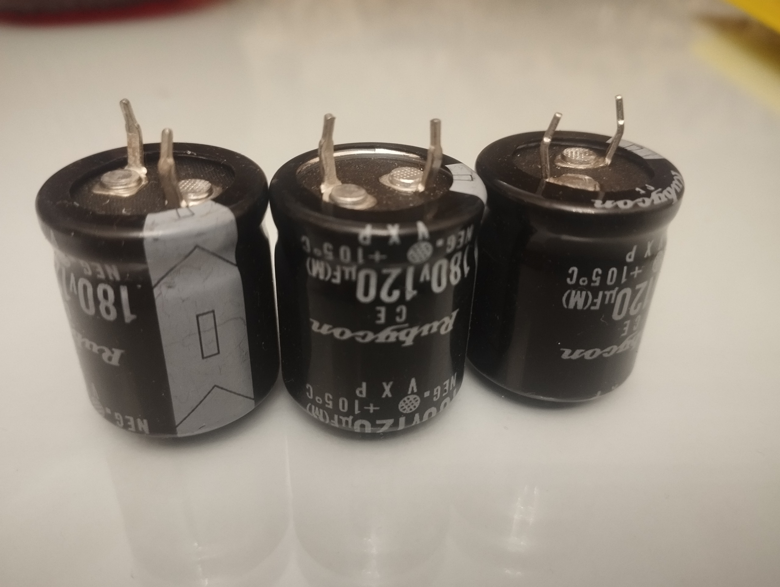 خازن الکترولیتی 120 میکرو فاراد 180 ولت