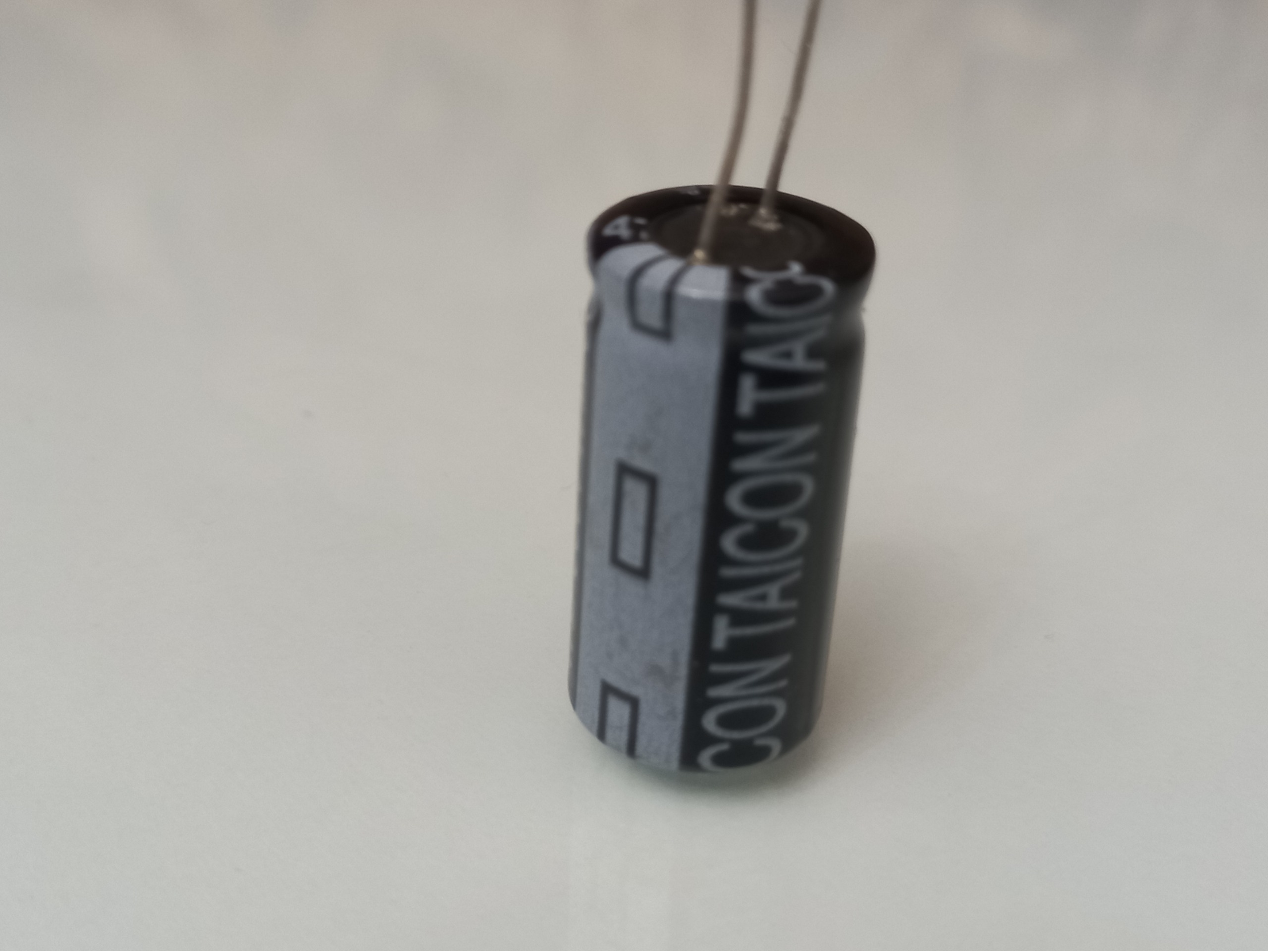 خازن الکترولیتی 350v47 uf مارک تایکون