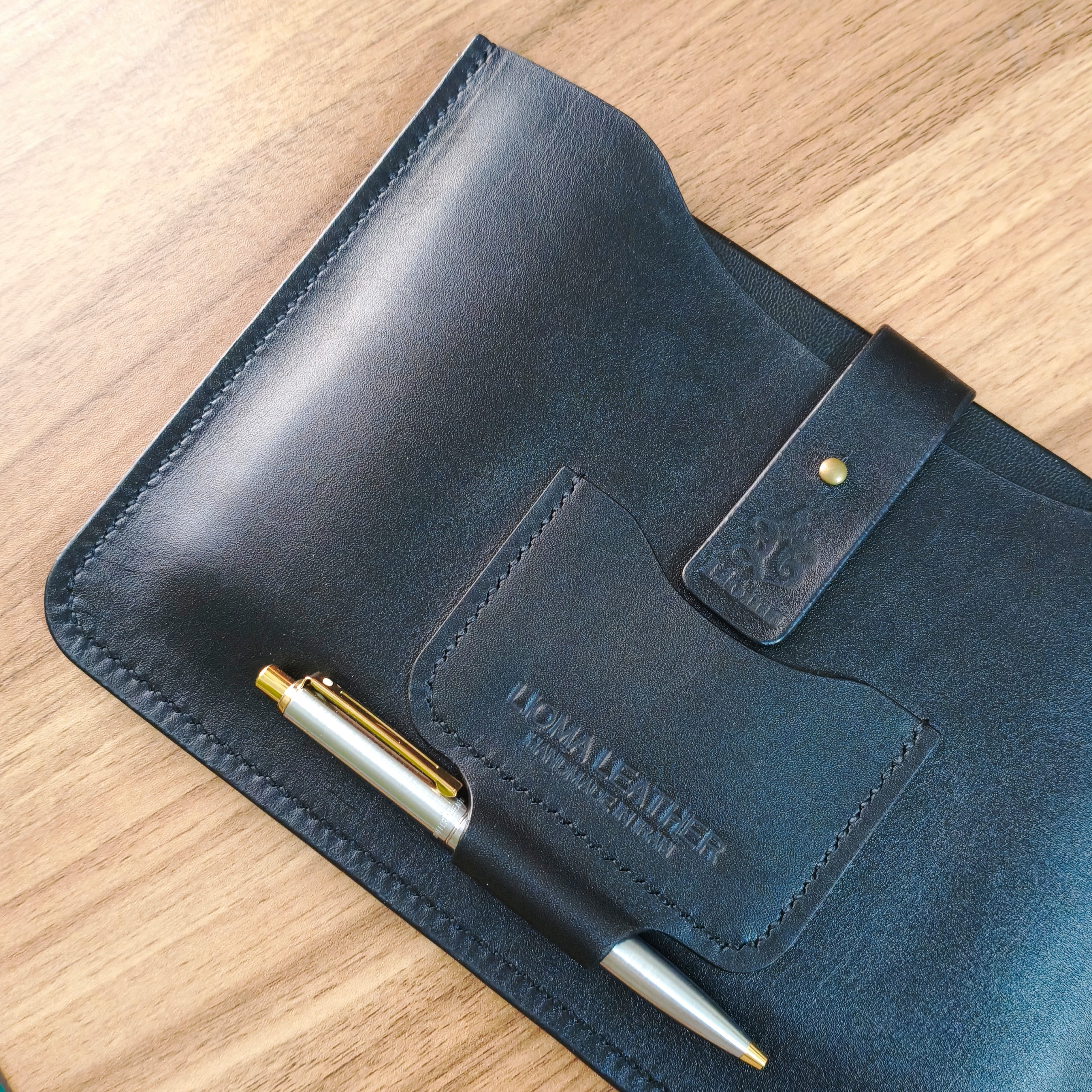 کاور ژورنال چرم طبیعی دست دوز آکبند