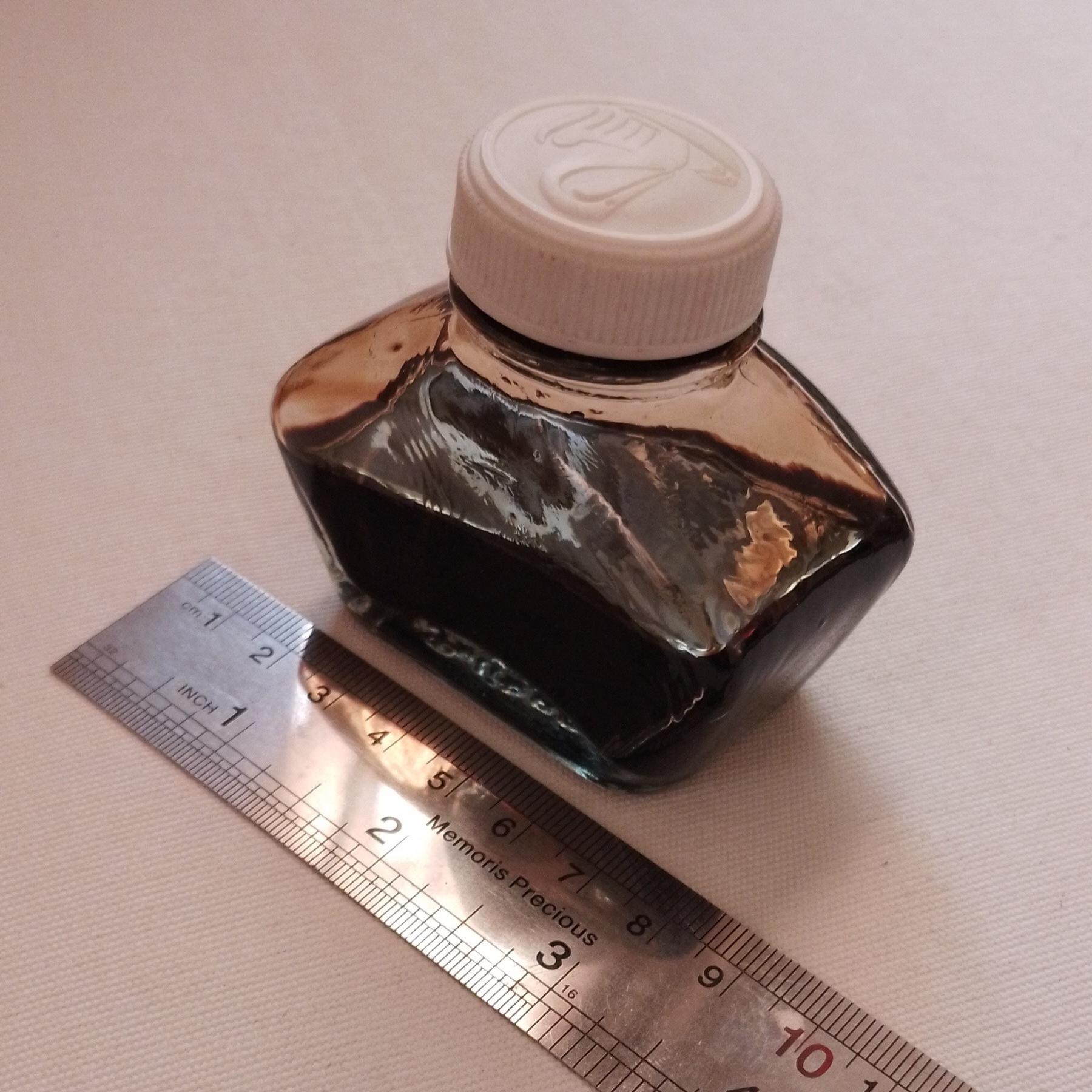 دوات شیشه ای همراه با جوهر خوشنویسی سنتی قهوه ای