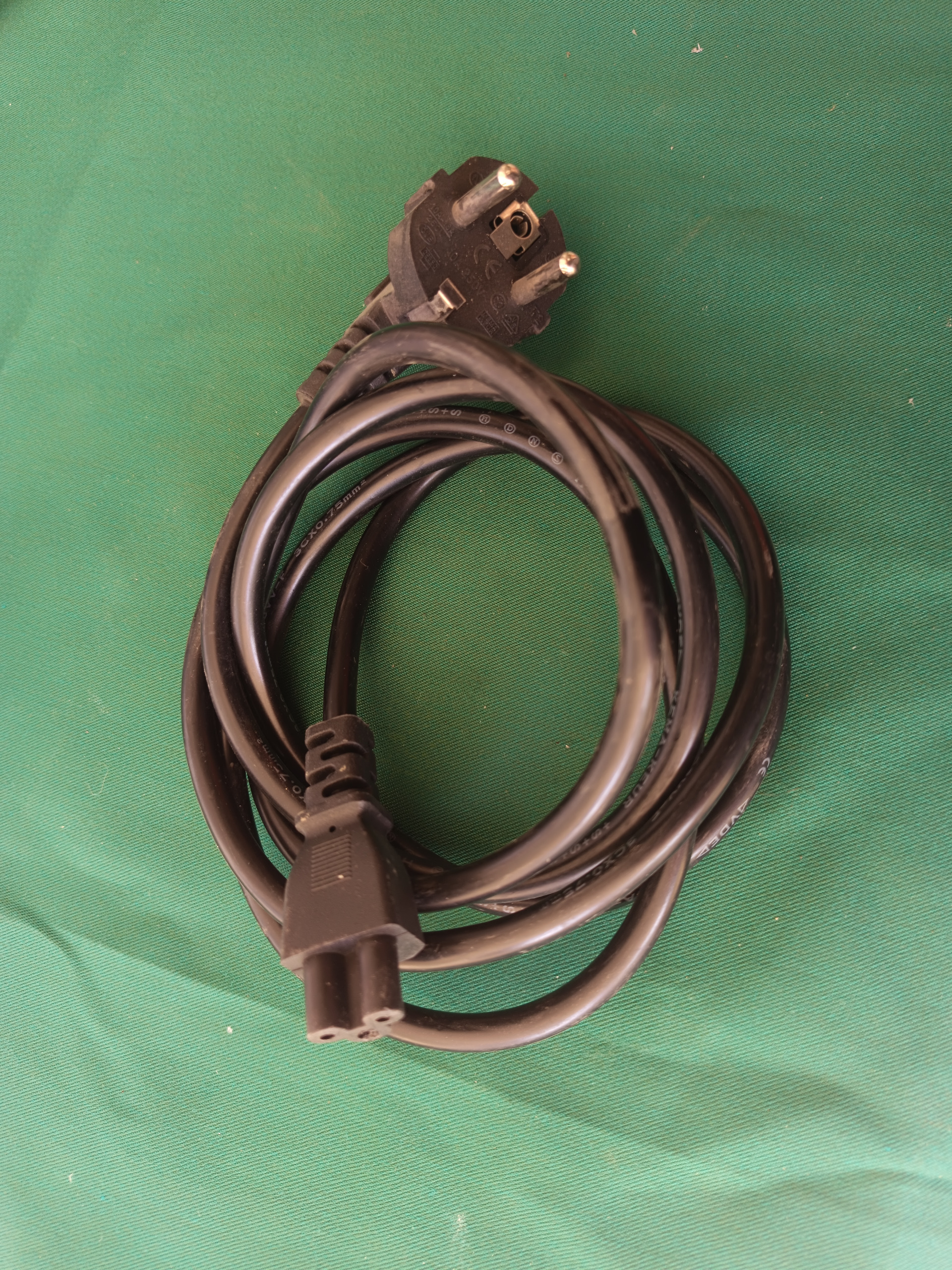 کابل برق کامپیوتر و وسایل آشپزخانه