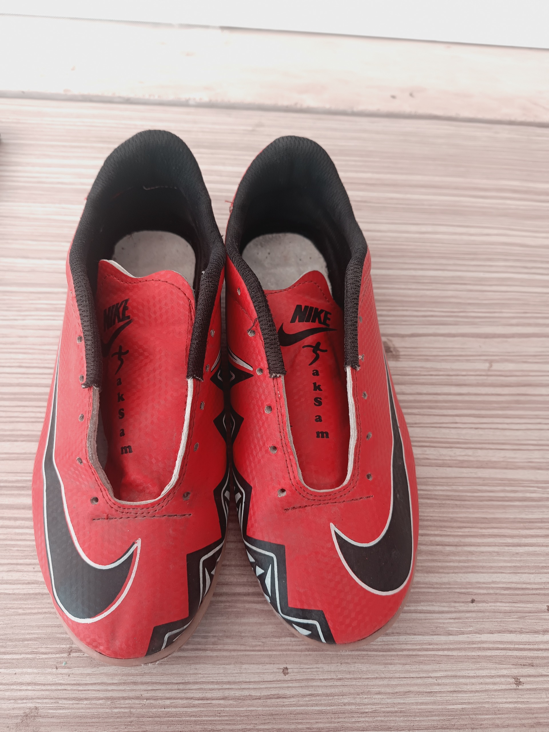 جفت کفش ورزشی زیبا