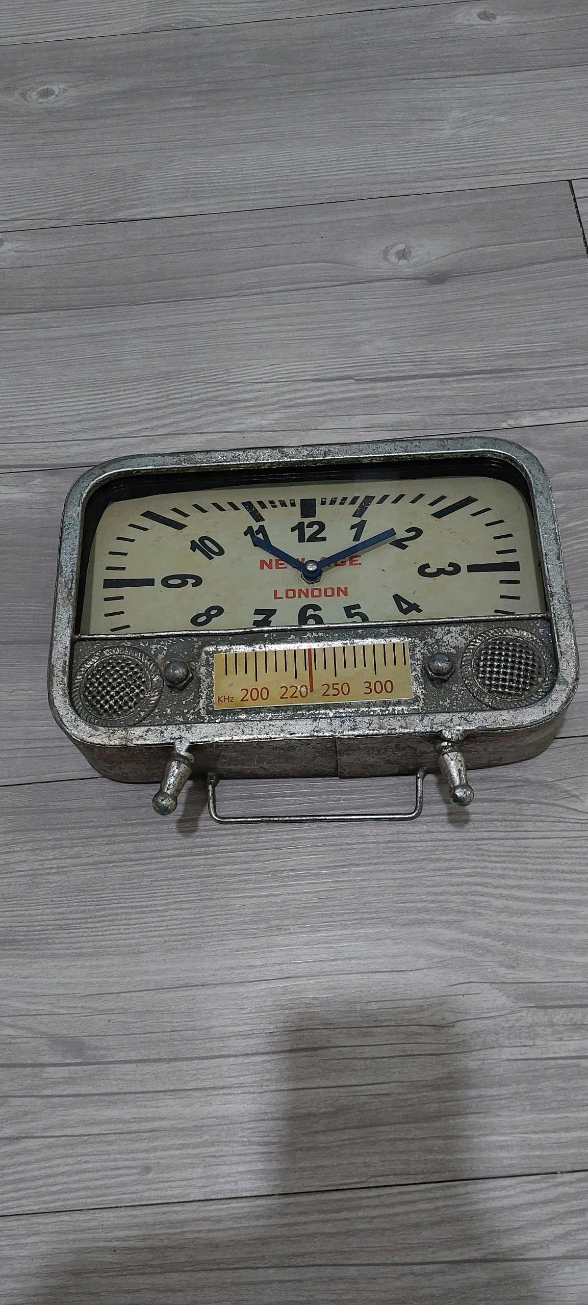 ساعت طرح رادیو