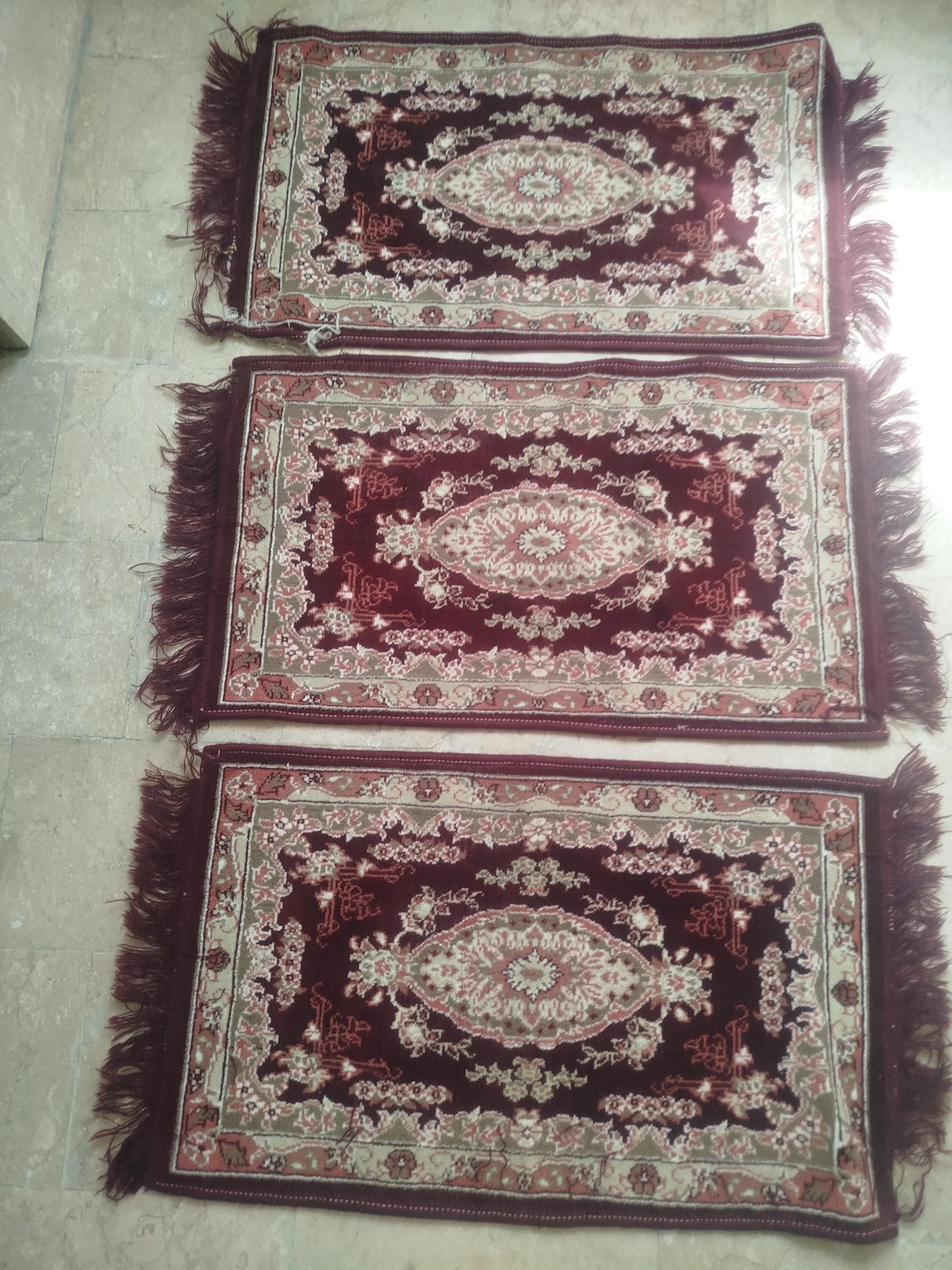 پادری از جنس فرش
