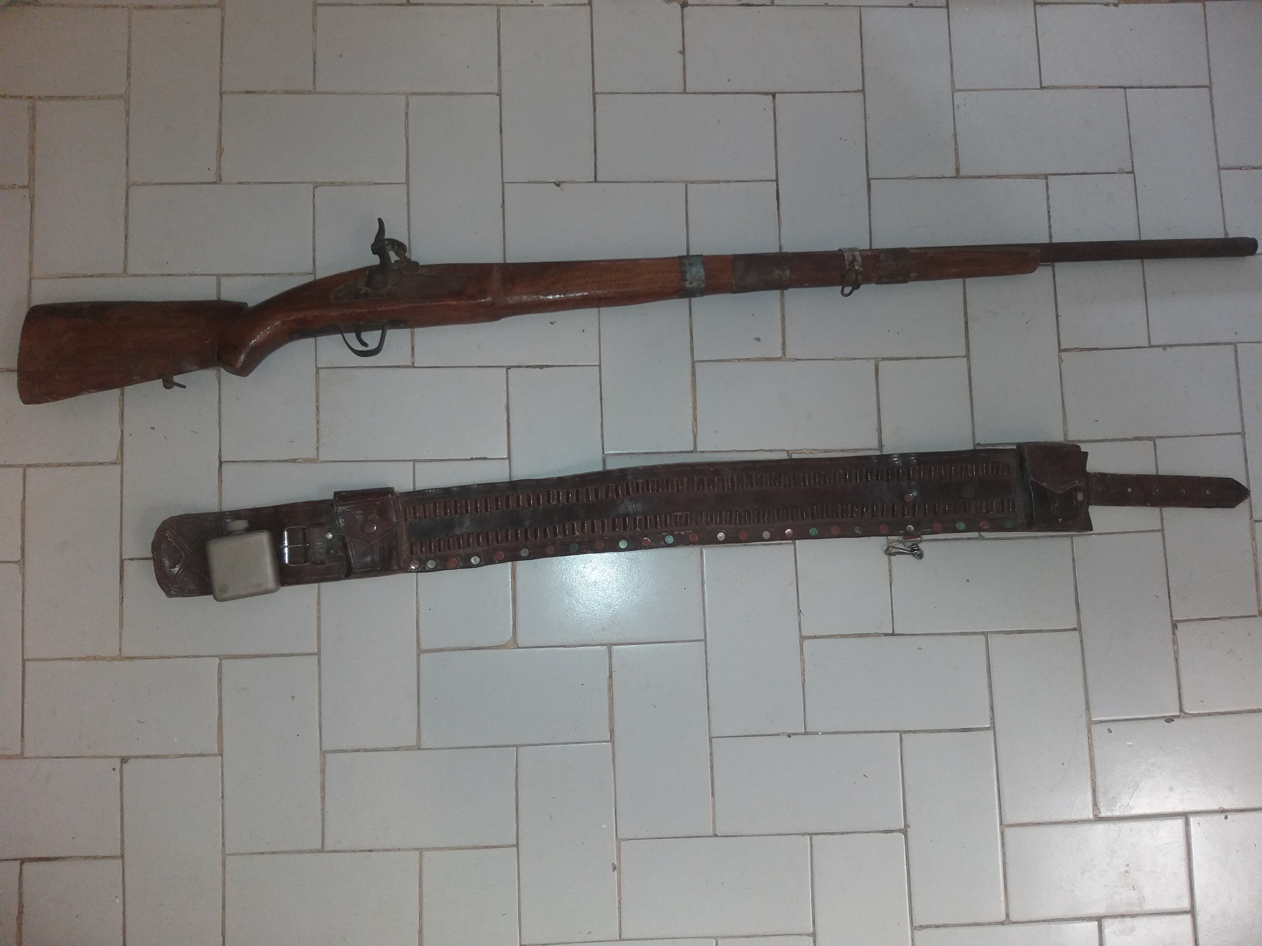 سرپور قدیمی کمربند چرم