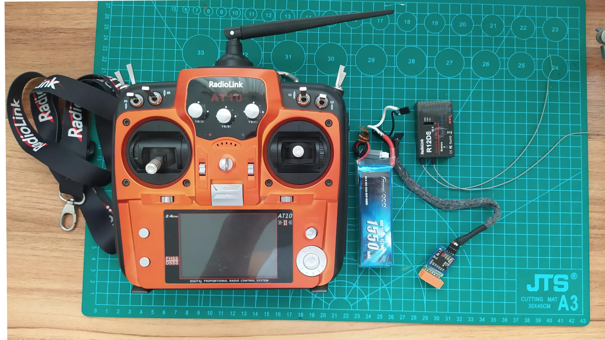 رادیو کنترل 12 کانال AT10II, به همراه باتری