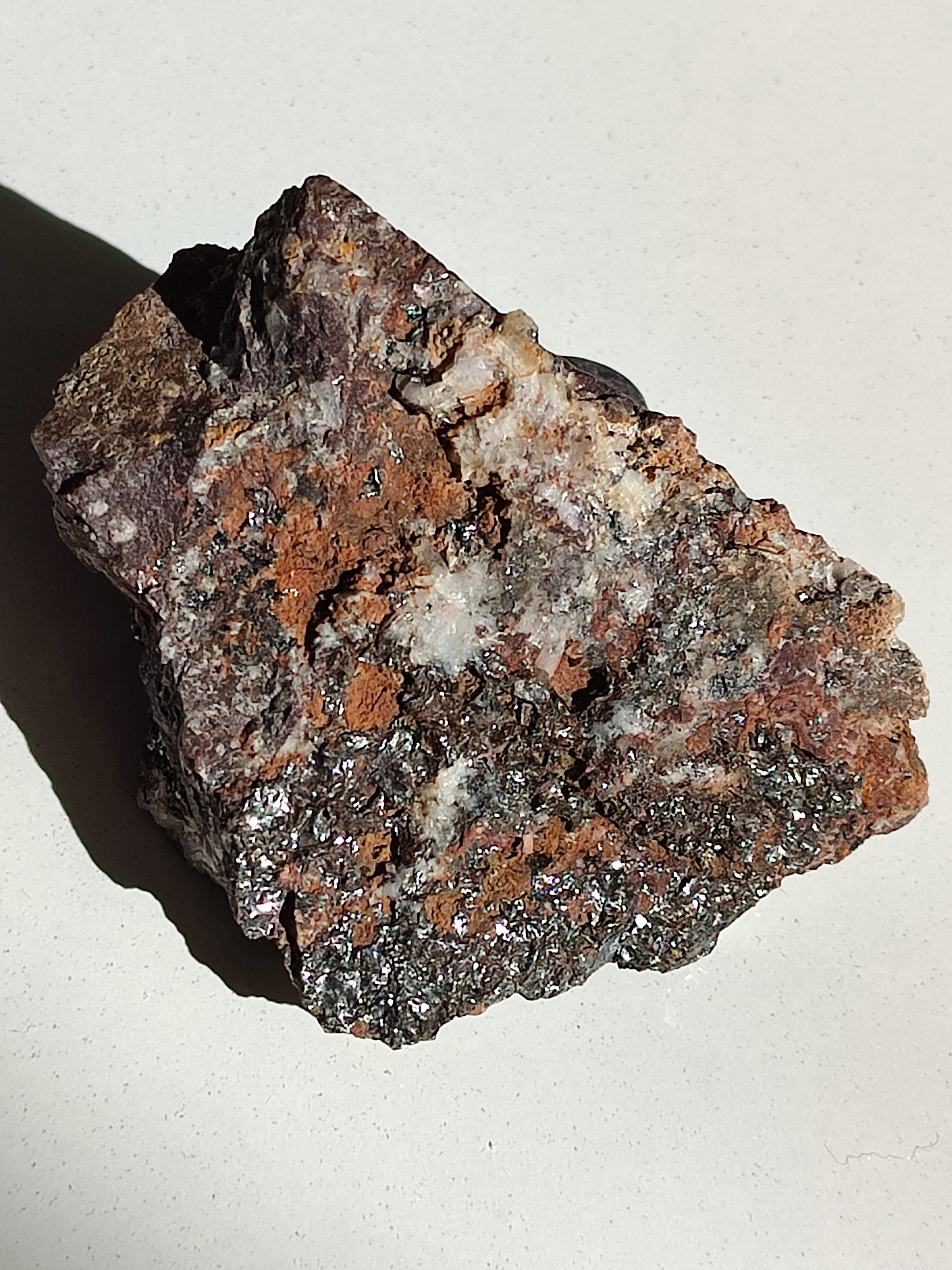 سنگ با تکه های براق