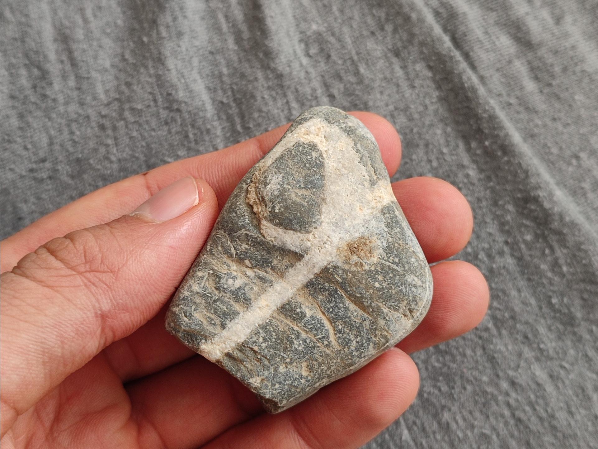 سنگ زیبا خط دار