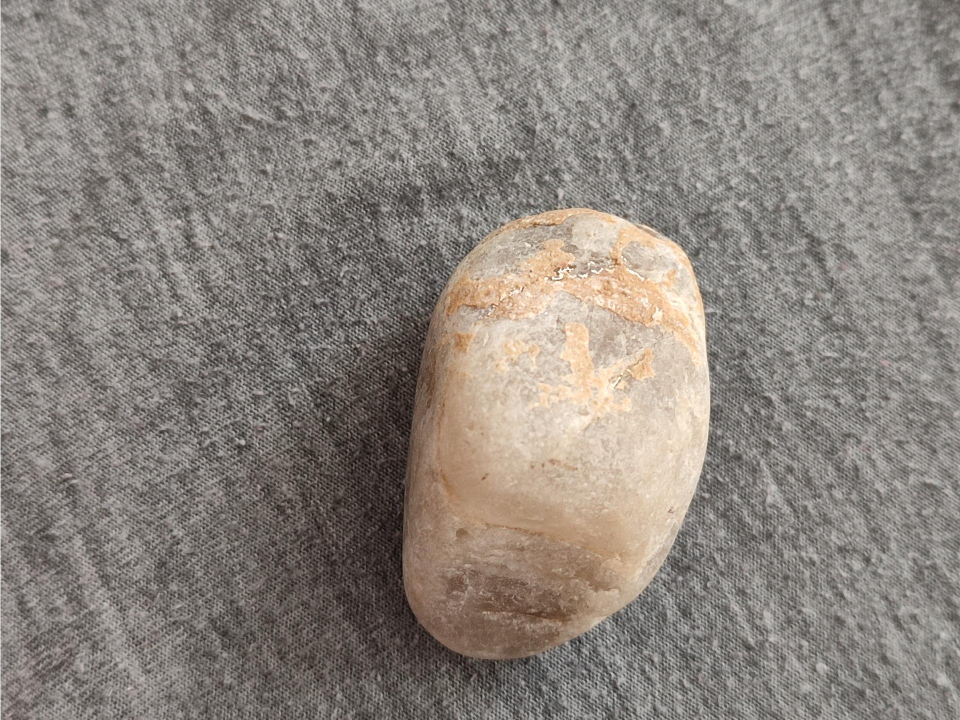 سنگ سفید عبور نور دارد