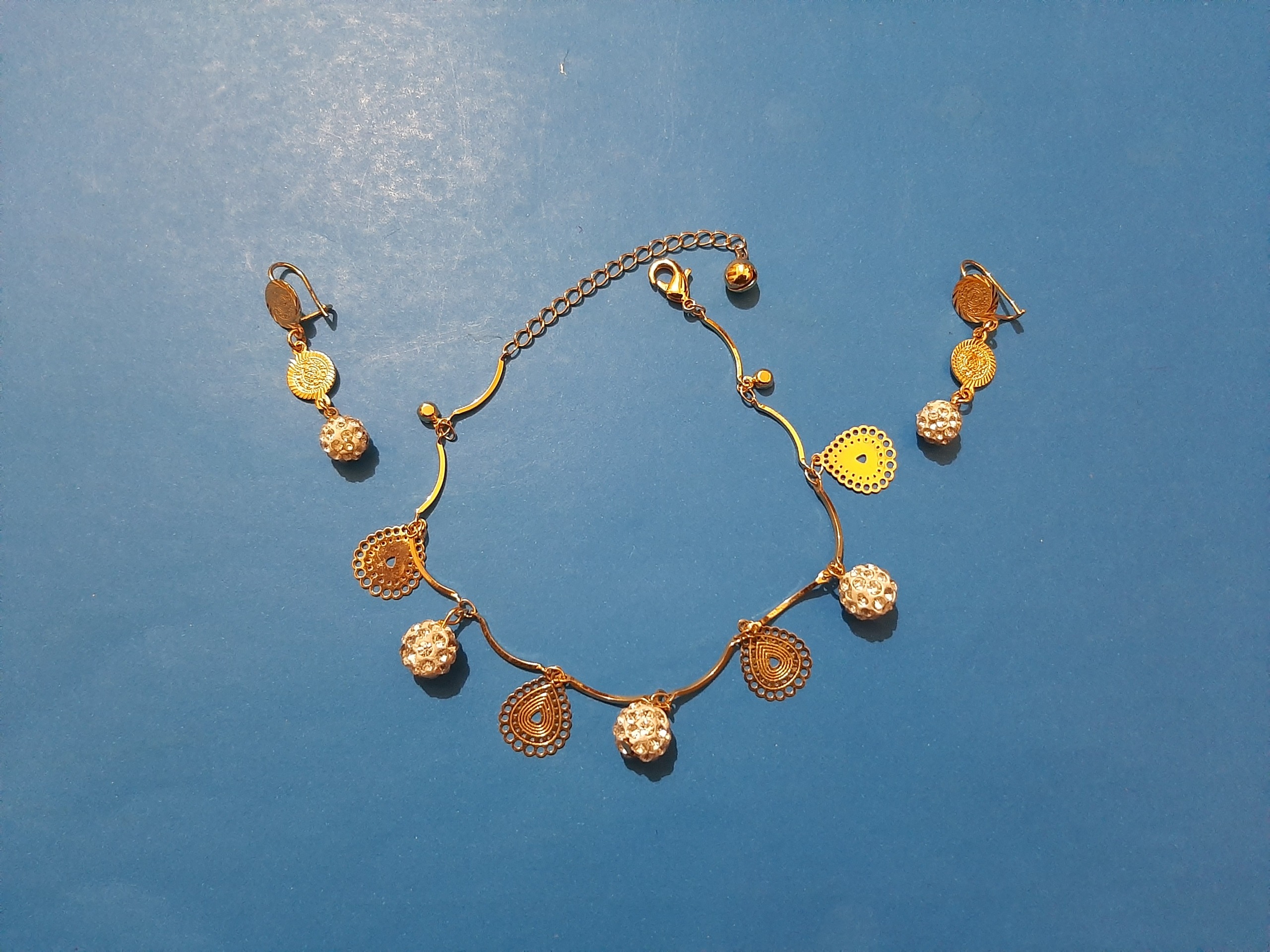 دستبند و گوشواره رنگ طلایی