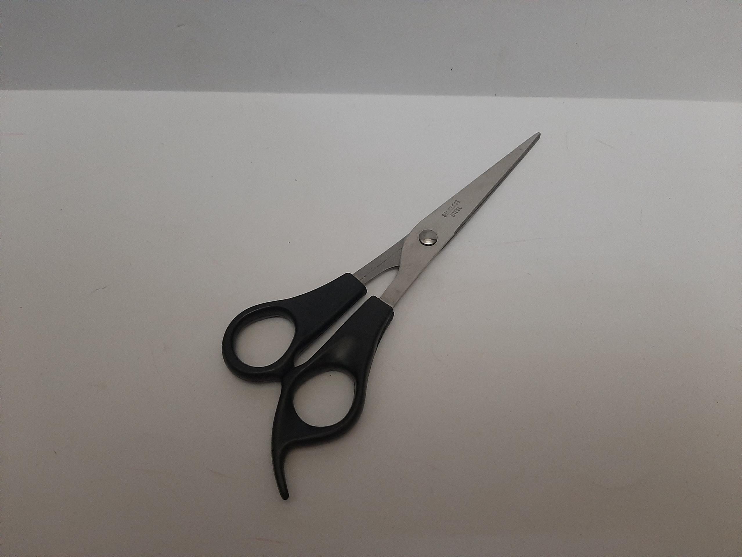 قیچی ( یک عدد قیچی )