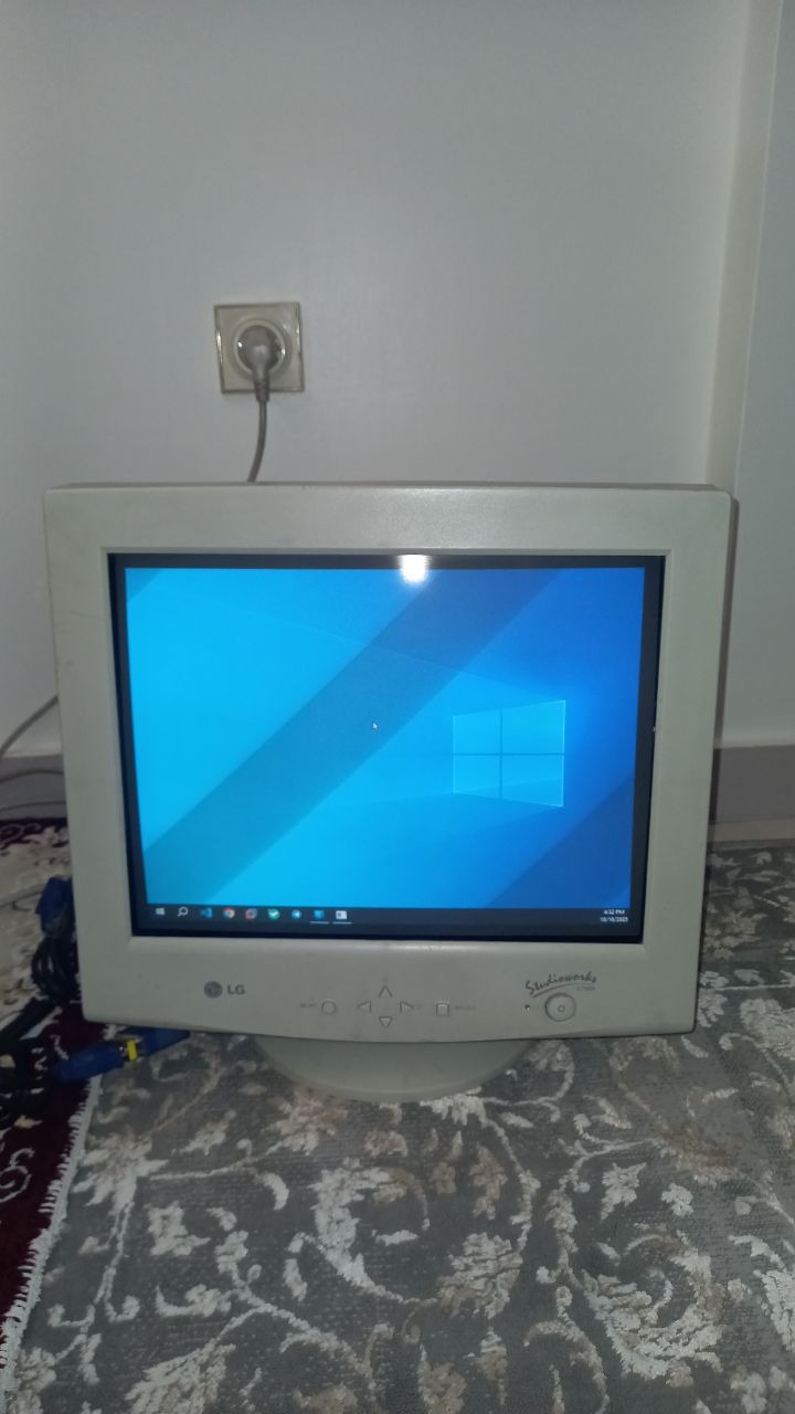 مانیتور LG مدل E700B همراه با کابل برق و Vga